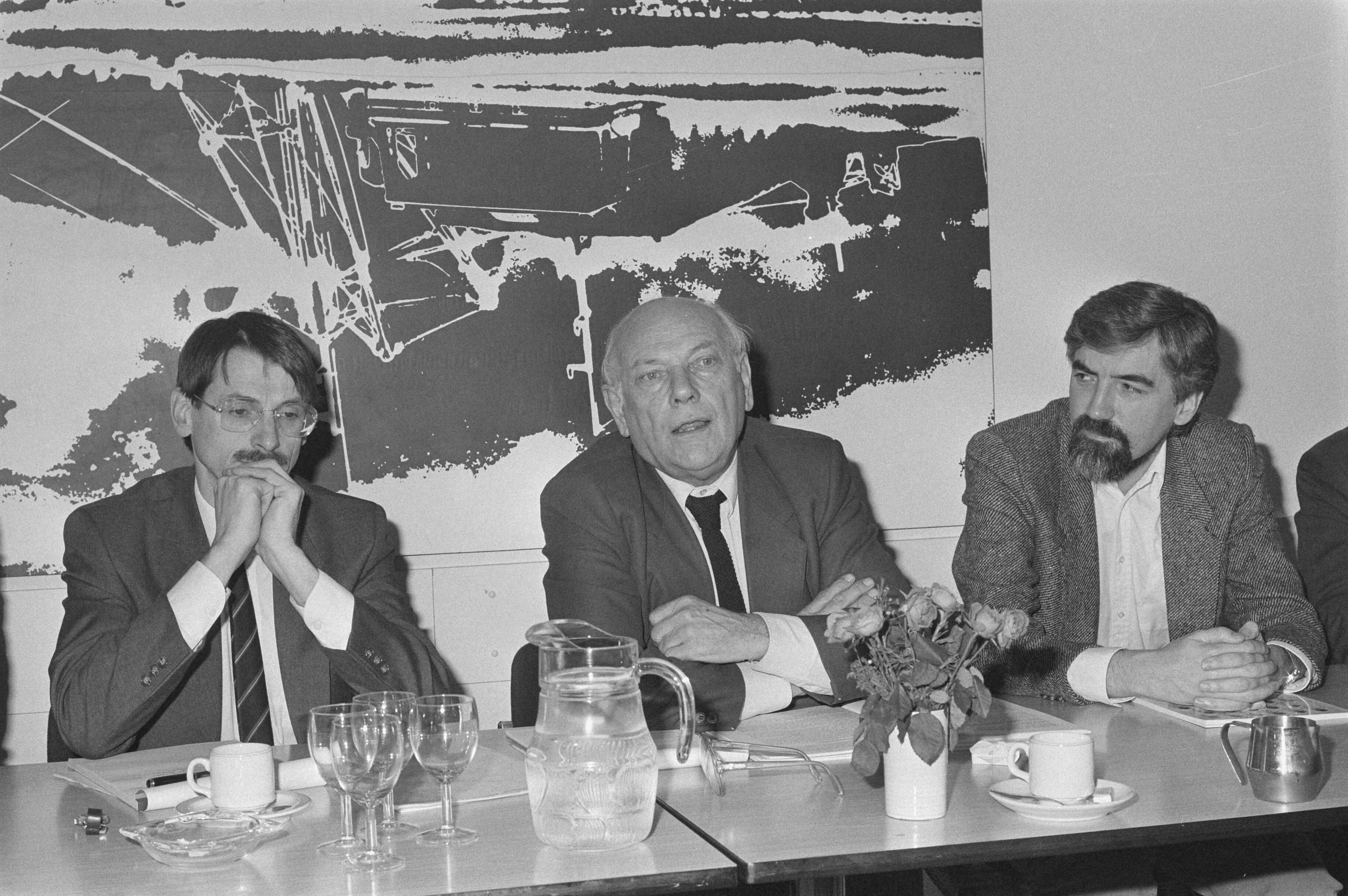 In Nieuwspoort bood professor J. Ritzen het rapport "Werk maken" aan aan J. den Uyl en Max van den Berg — J. Ritzen (l.), J. den Uyl (m.) en Max van den Berg (r.) — Foto: Gerrits, Roland / Anefo. Licentie: Set B: Rechtenvrij / Publiek Domein. Bron: Nationaal Archief. http://hdl.handle.net/10648/ad51b9e4-d0b4-102d-bcf8-003048976d84