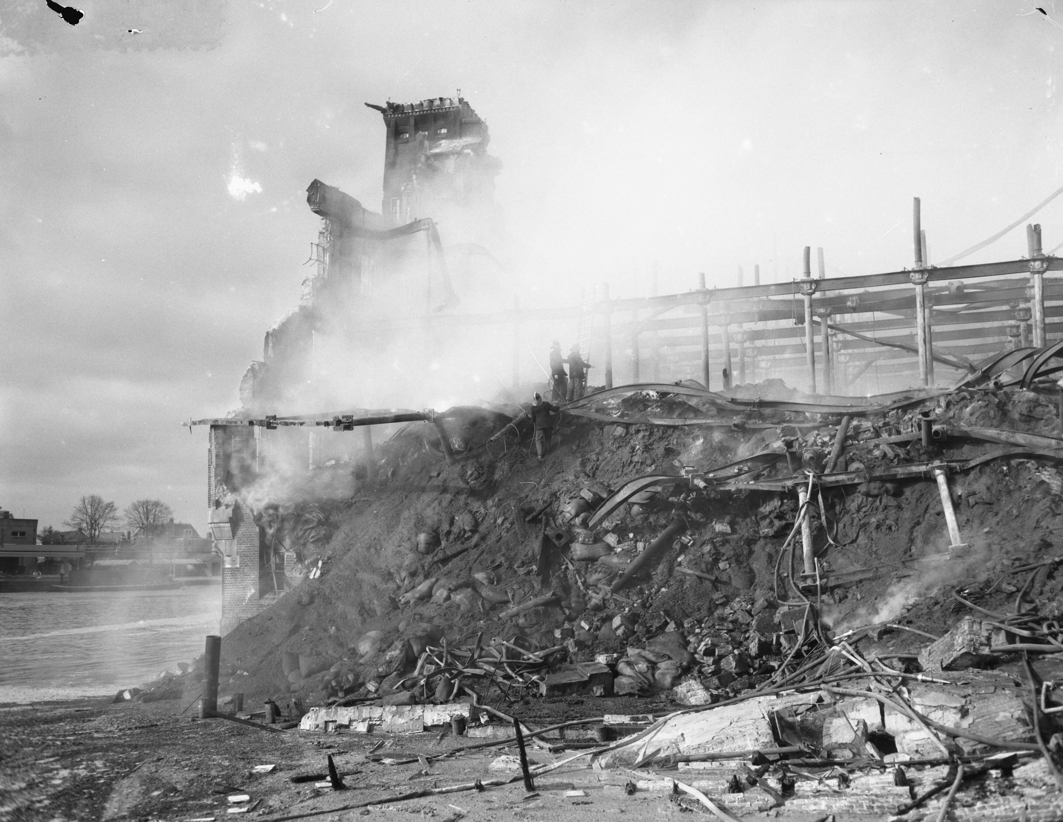 Fotocollectie Anefo — Grote pakhuisbrand (Zaans Veem) te Zaandam. Pakhuizen Czaar Peter en pand Nederland van Zaans Veem v.h. rijstpellerij Kamphuys — Foto: Noske, J.D. / Anefo. Licentie: Set B: Rechtenvrij / Publiek Domein. Bron: Nationaal Archief. http://hdl.handle.net/10648/a92b5b54-d0b4-102d-bcf8-003048976d84