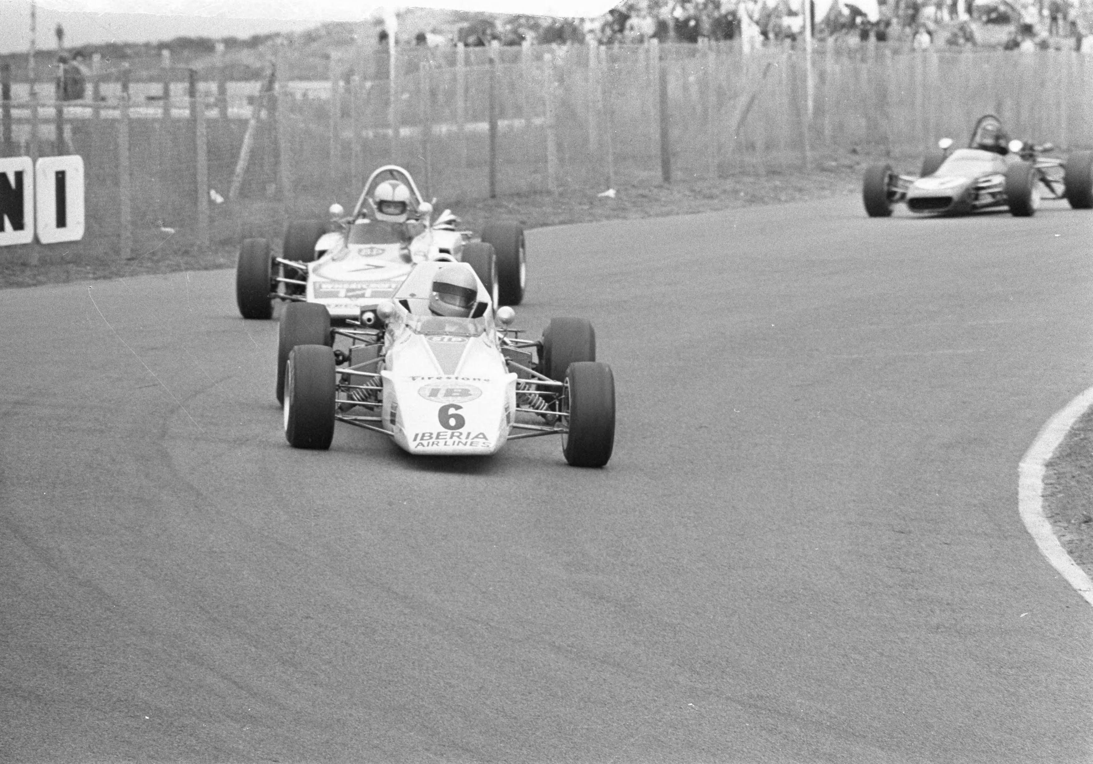 Formule III race op het circuit van Zandvoort — Drie raceauto's — Foto: Fotograaf Onbekend / Anefo. Licentie: Set B: Rechtenvrij / Publiek Domein. Bron: Nationaal Archief. http://hdl.handle.net/10648/abe85130-d0b4-102d-bcf8-003048976d84