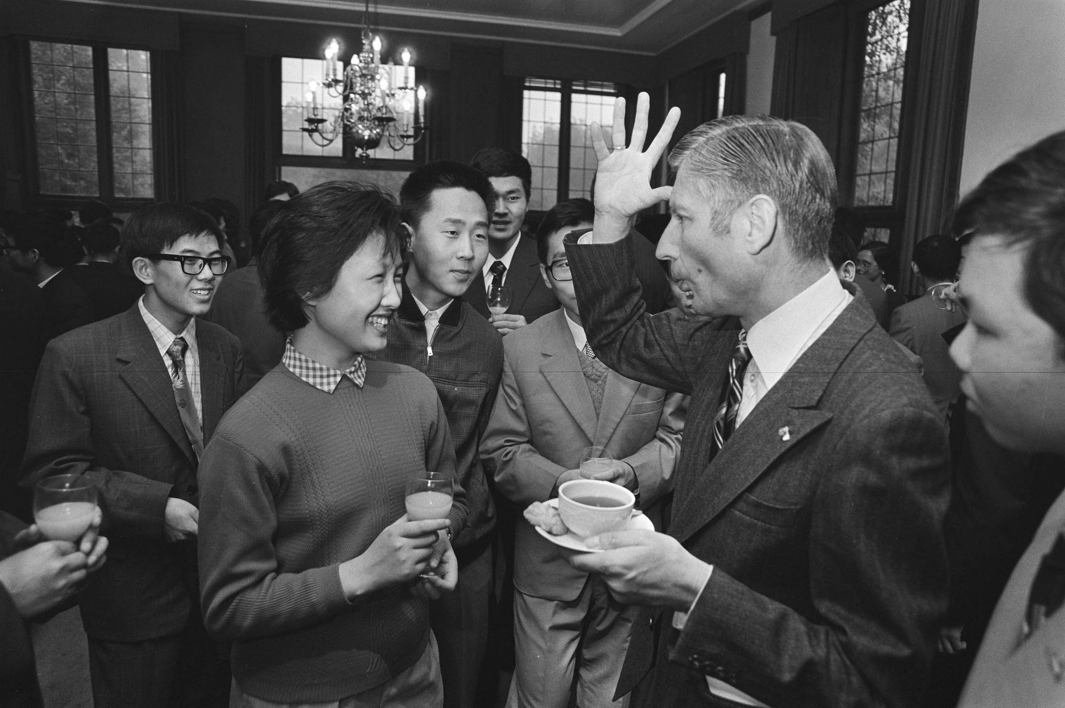 Fotocollectie Anefo — Alle Chinese studenten van Nederlandse Universiteiten en hogescholen te gast bij Premier Van Agt op Catshuis te Den Haag , — Foto: Antonisse, Marcel / Anefo. Licentie: Set B: Rechtenvrij / Publiek Domein. Bron: Nationaal Archief. http://hdl.handle.net/10648/aceb0c94-d0b4-102d-bcf8-003048976d84
