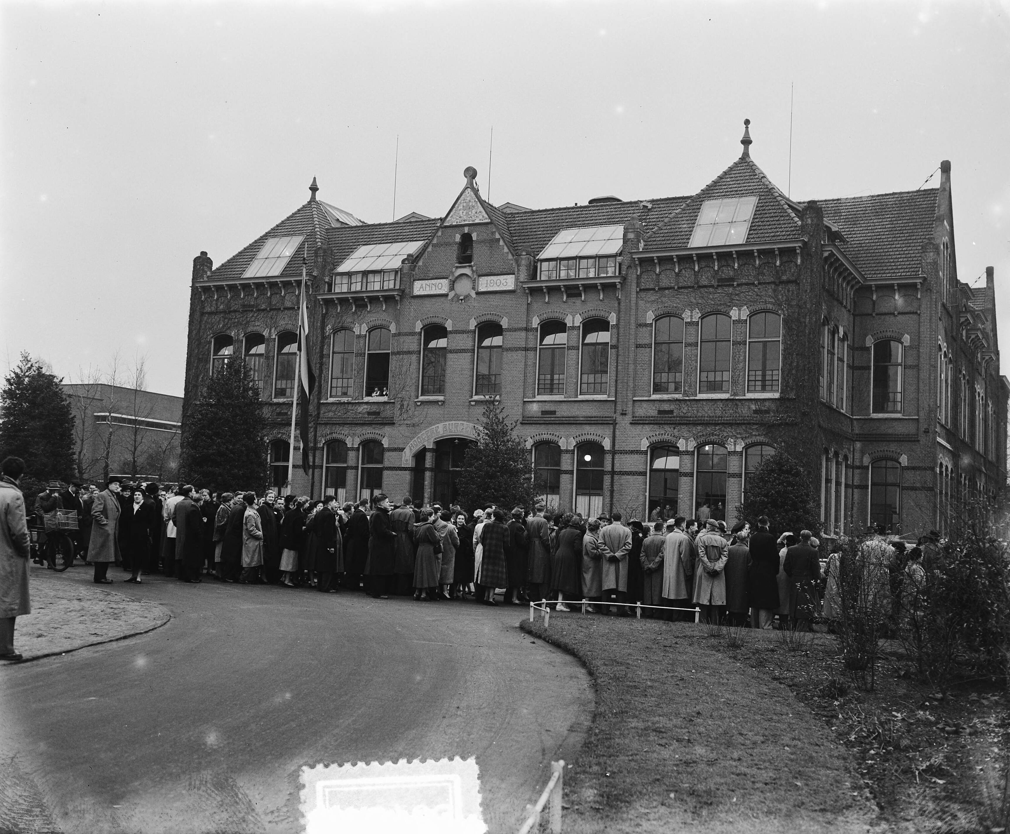 50-jarig bestaan HBS Hilversum — Foto: Rossem, Wim van / Anefo. — Licentie: Set B: Rechtenvrij / Publiek Domein. Bron: Nationaal Archief. http://hdl.handle.net/10648/a9196afc-d0b4-102d-bcf8-003048976d84