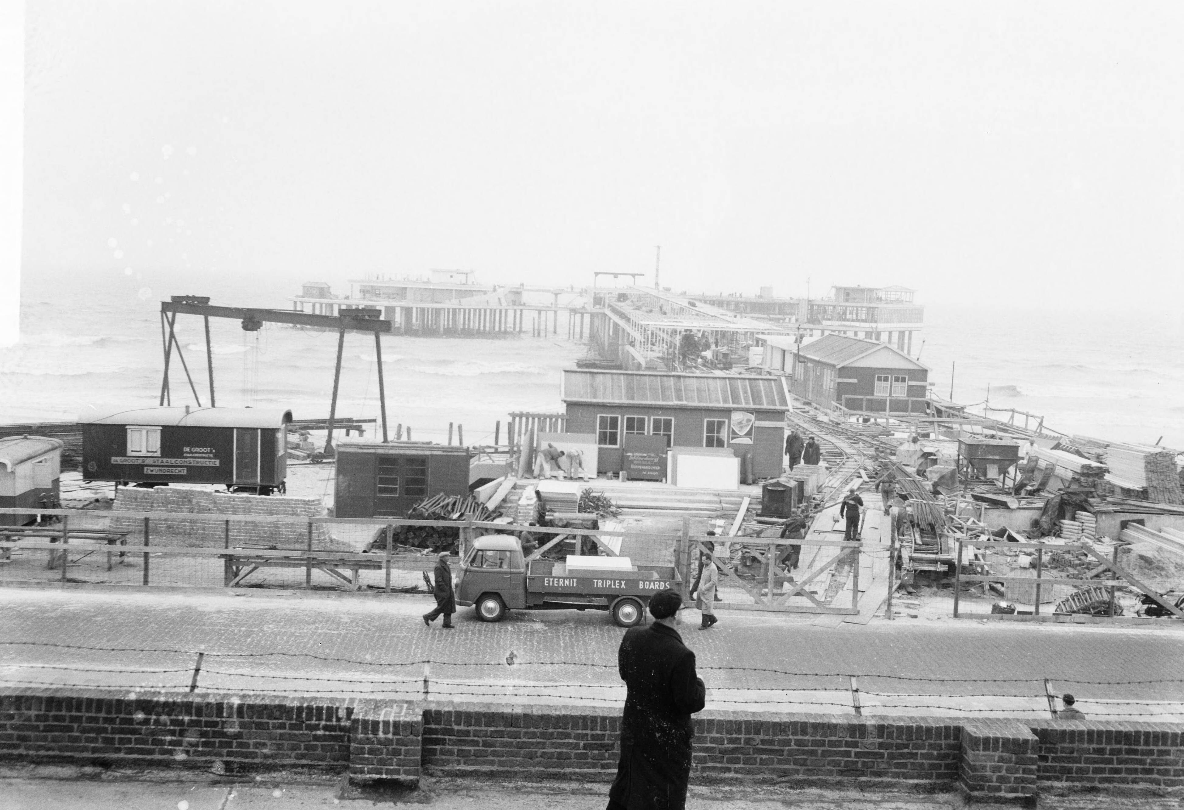 Fotocollectie Anefo — Egaliseren van het strand te Scheveningen voor het komend badseizoen — Foto: Behrens, Herbert F. / Anefo. Licentie: Set B: Rechtenvrij / Publiek Domein. Bron: Nationaal Archief. http://hdl.handle.net/10648/a9ccef00-d0b4-102d-bcf8-003048976d84