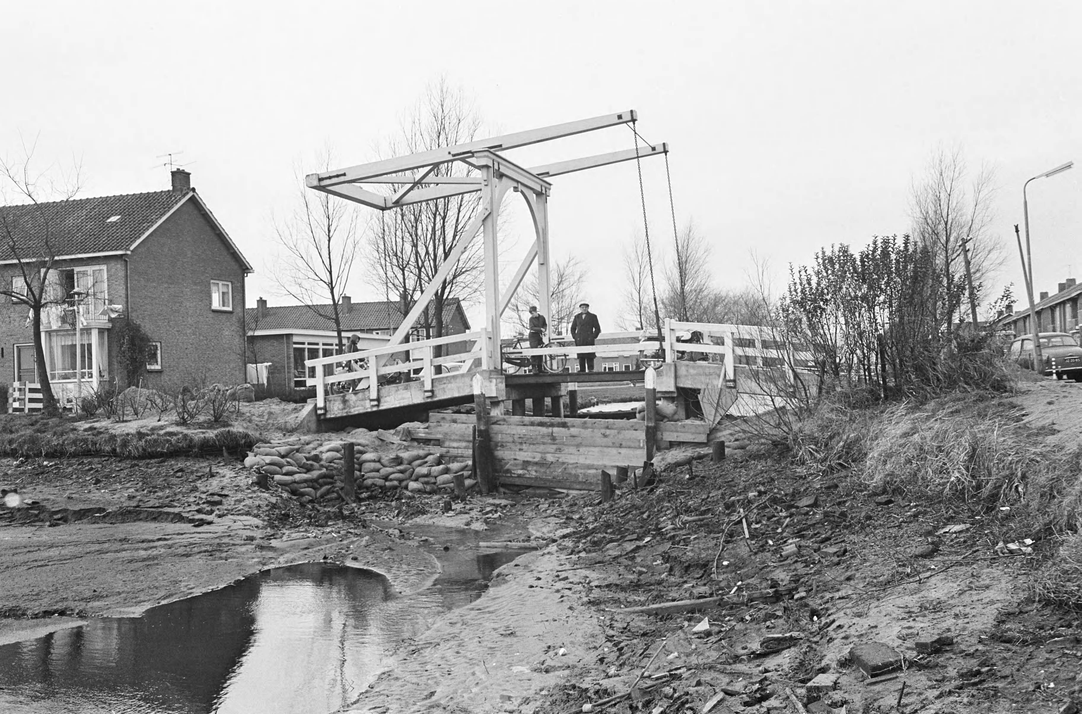 Fotocollectie Anefo — Dijkdoorbraak bij Hazerswoude, met houten schotten en zandzakken probeert men sloten af te dammen — Foto: Koch, Eric / Anefo. Licentie: Set B: Rechtenvrij / Publiek Domein. Bron: Nationaal Archief. http://hdl.handle.net/10648/aa870c64-d0b4-102d-bcf8-003048976d84