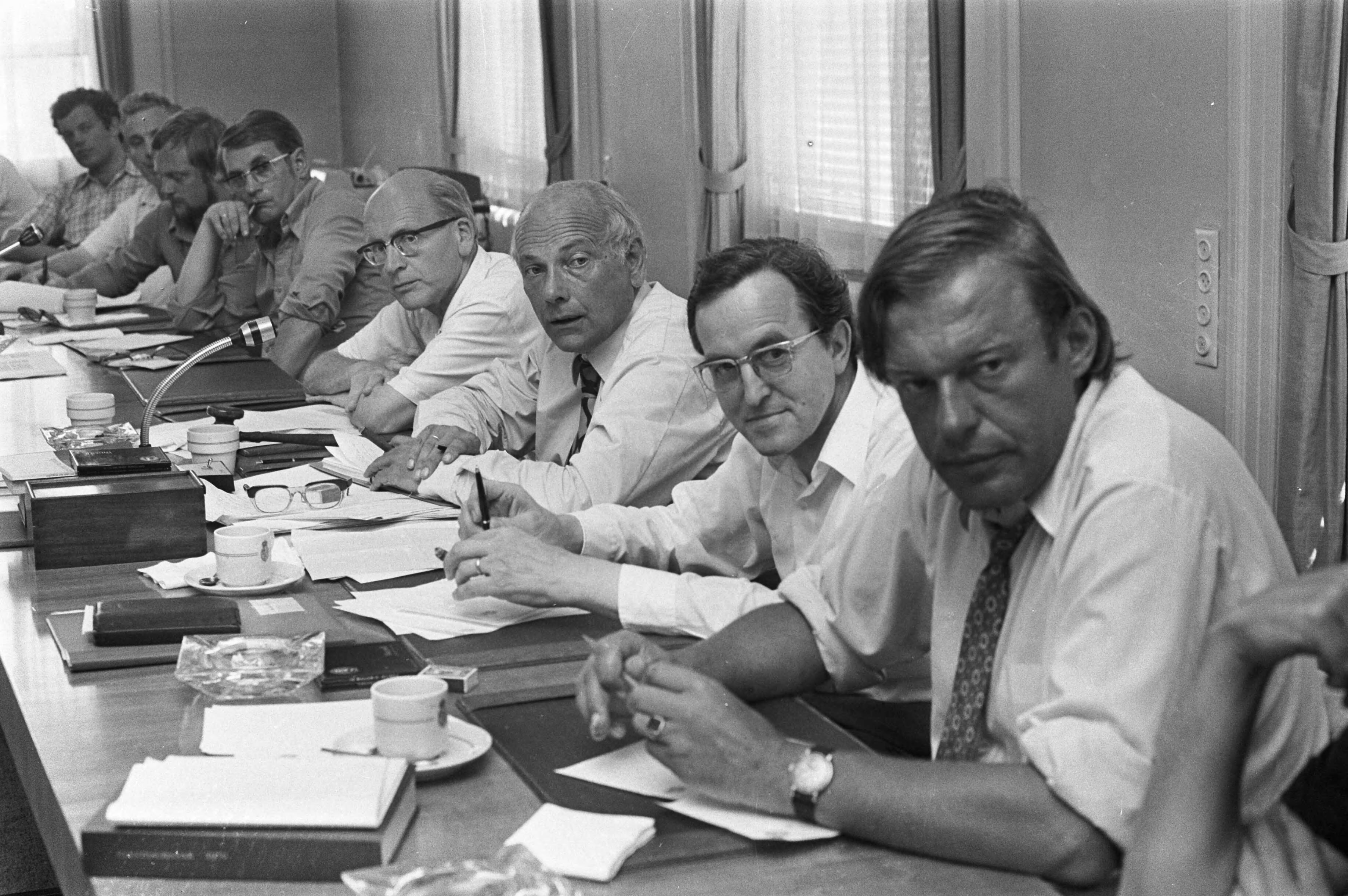 Fotocollectie Anefo — Fracties van PvdA, D66 en PPR vergaderen over kabinetscrisis, v.l.n.r. drs. H. M. Fransen , Den Uyl , Aarden en Van Mierlo — Foto: Verhoeff, Bert / Anefo. Licentie: Set B: Rechtenvrij / Publiek Domein. Bron: Nationaal Archief. http://hdl.handle.net/10648/abf0295a-d0b4-102d-bcf8-003048976d84