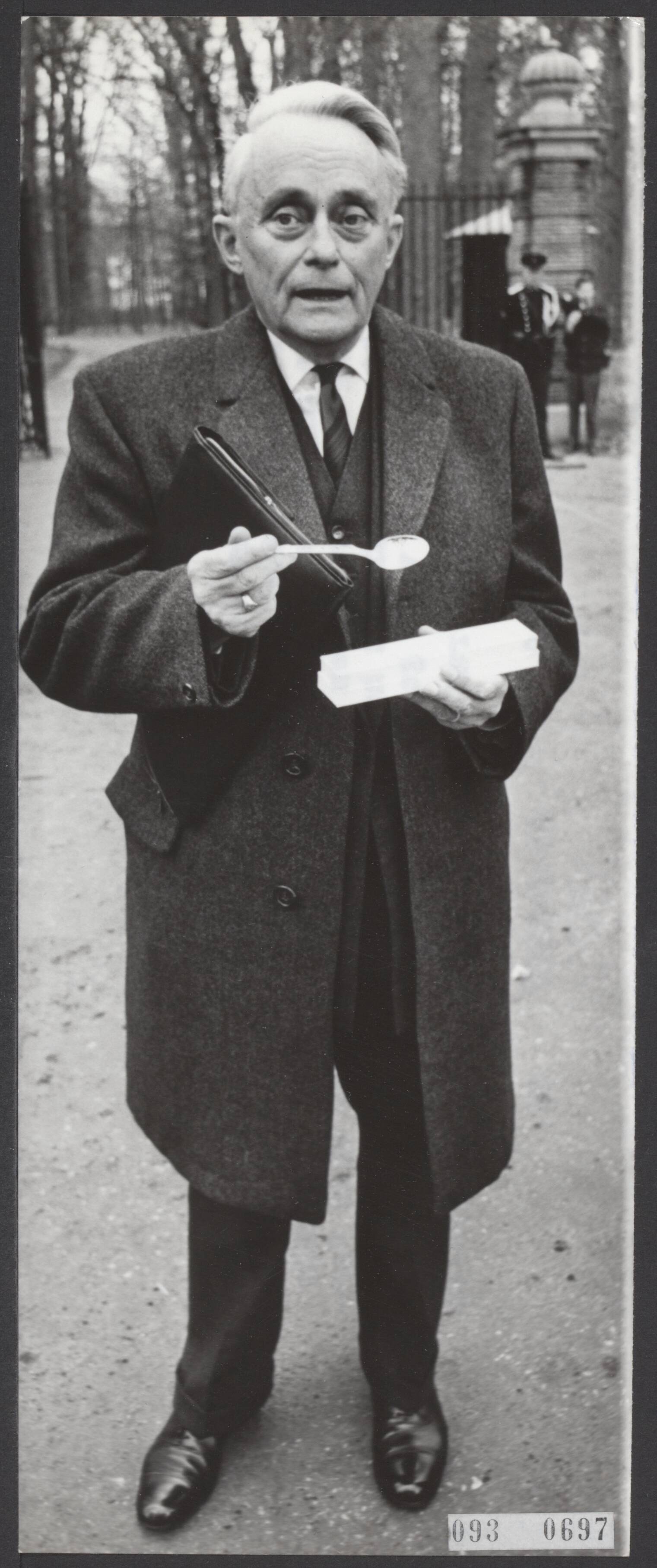 Fotocollectie Elsevier Binnenland — Commissaris der Koningin in Zuid-Holland mr. J. Klaasesz bracht vanmiddag een bezoekje aan Drakesteijn, waar hij de aktie aanbevool van de Zilveren geboortelepel t.g.v. de geboorte van Prins Willem- Alexander, waarvan de opbrengst gaat naar het prinses Beatrixfonds — Foto: Nijs, Jac. de / Anefo. Licentie: Set B: Rechtenvrij / Publiek Domein. Bron: Nationaal Archief. http://hdl.handle.net/10648/ae28fe40-d0b4-102d-bcf8-003048976d84