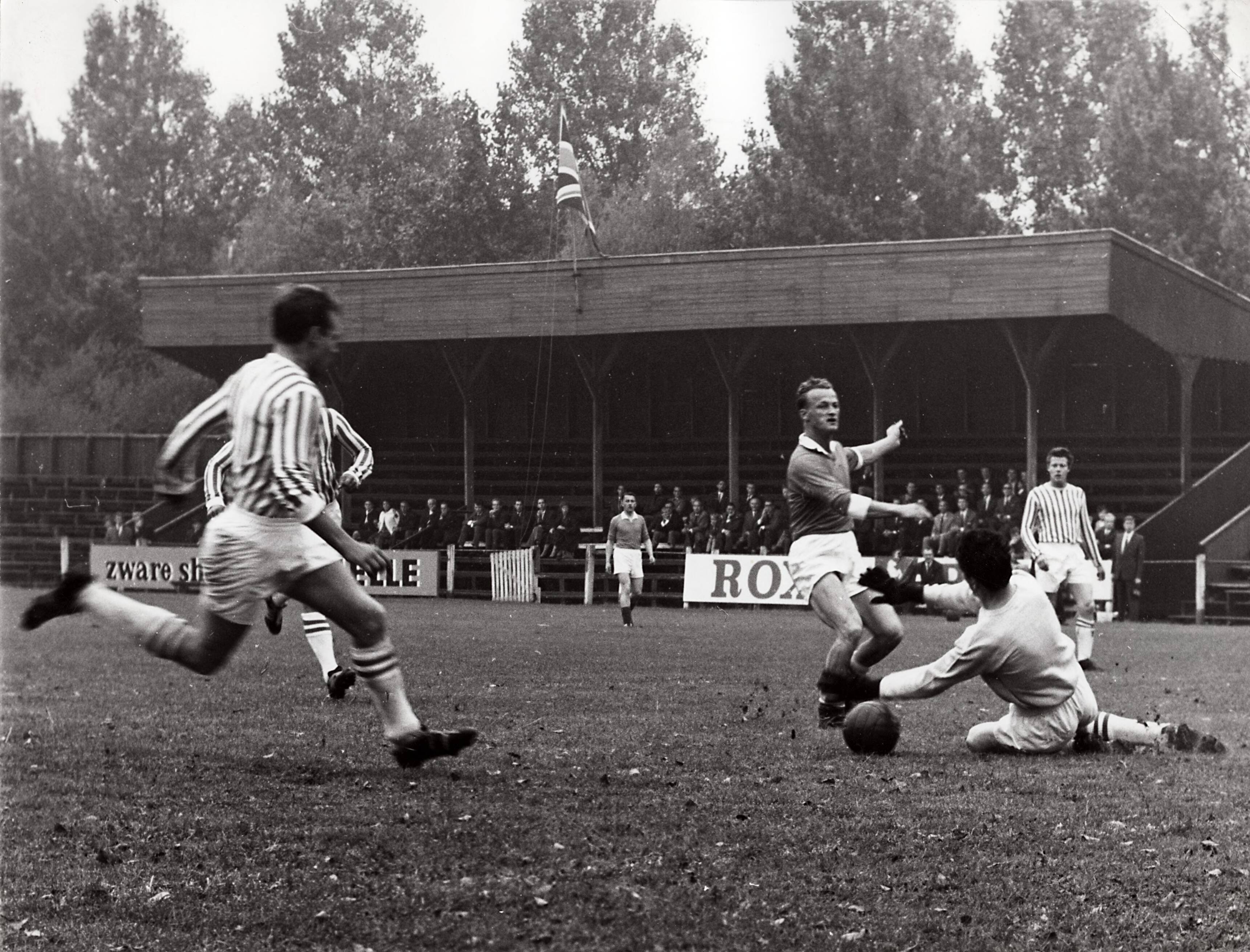 Sportactiviteiten personeel Drukkerij N.V. De Spaarnestad / Voetbal, o.a. F.C. Panorama — Serie: Voetbalwedstrijd Spaarnestad - Daily Express, september 1964, spelmoment — Foto: Fotograaf Onbekend / Spaarnestad / Spaarnestad Photo (05887). Licentie: Set B: Rechtenvrij / Publiek Domein. Bron: Nationaal Archief. http://hdl.handle.net/10648/35429da6-3eed-a382-e063-6df0900a6686