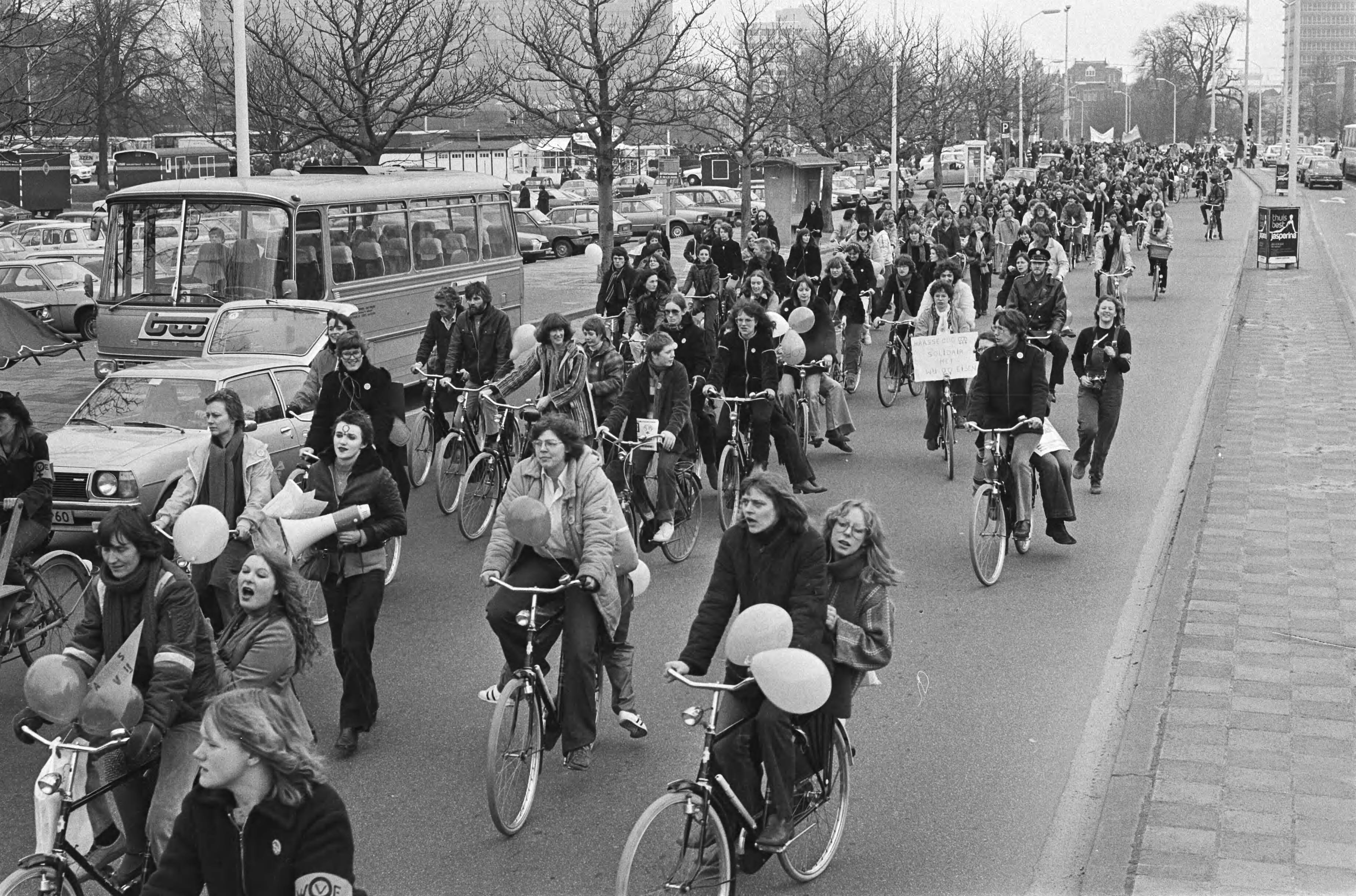 Demonstratie voor vrije abortus in Den Haag — Demonstranten op de fiets — Foto: Dijk, Hans van / Anefo. Licentie: Set B: Rechtenvrij / Publiek Domein. Bron: Nationaal Archief. http://hdl.handle.net/10648/acc73b7a-d0b4-102d-bcf8-003048976d84