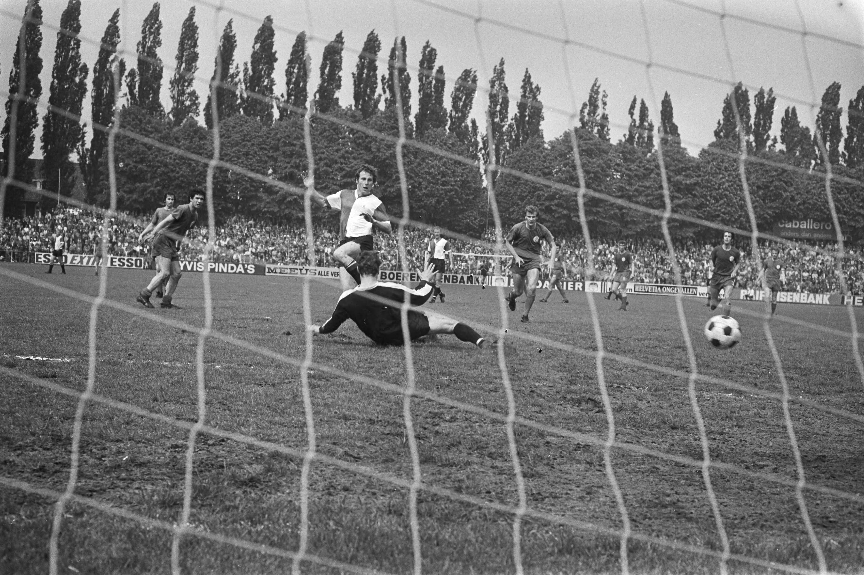 NAC tegen Feyenoord 1-3, doelpunt van Schneider — Doelpunt van Schneider (Feyenoord) — Foto: Fotograaf Onbekend / Anefo. Licentie: Set B: Rechtenvrij / Publiek Domein. Bron: Nationaal Archief. http://hdl.handle.net/10648/abbf963c-d0b4-102d-bcf8-003048976d84