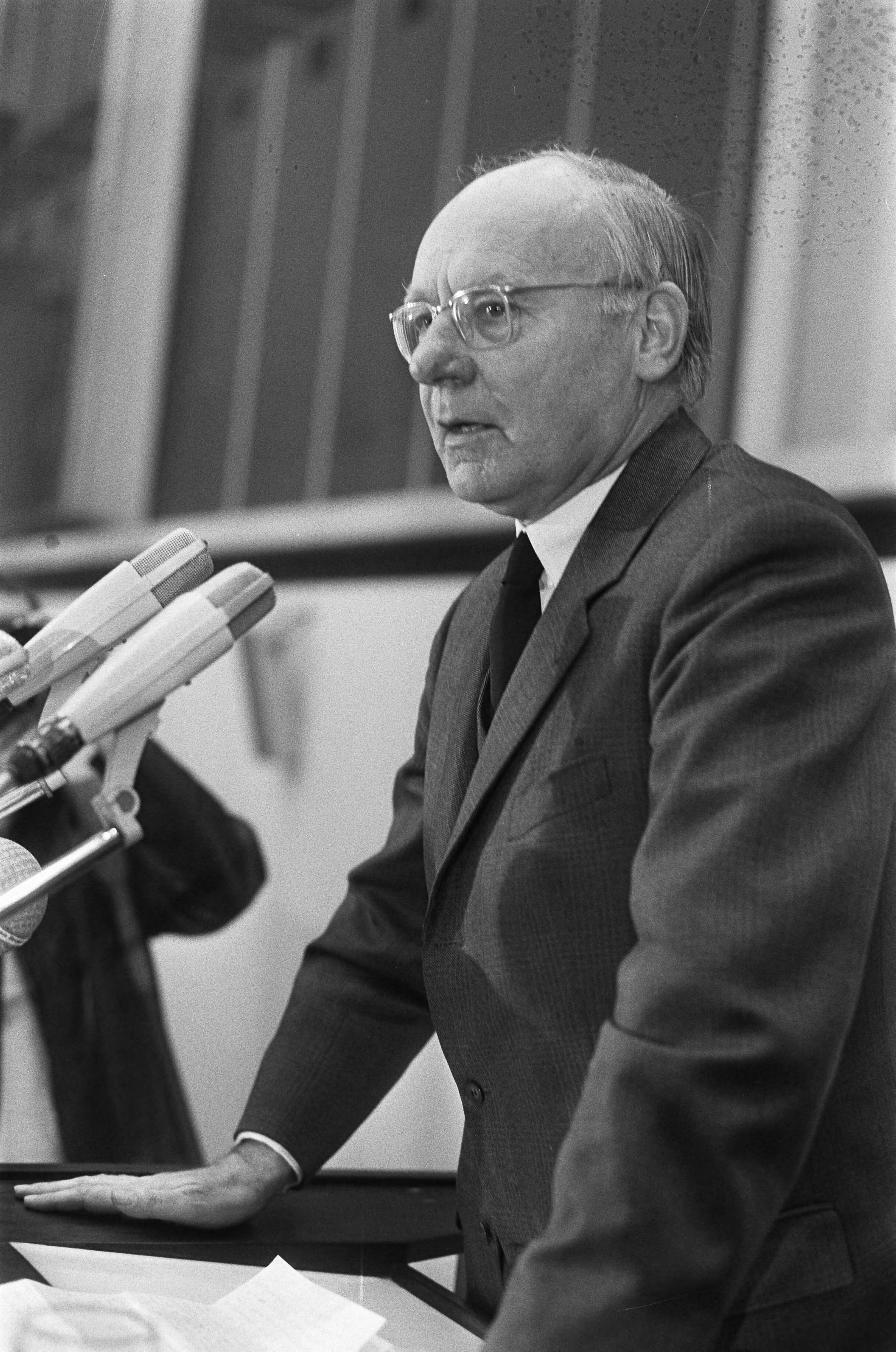 Fotocollectie Anefo — Demonstratie tegen oorlog in Vietnam van meer dan 50.000 mensen in Utrecht, Tweede kamervoorzitter Vondeling spreekt demonstranten toe — Foto: Punt, W. / Anefo. Licentie: Set B: Rechtenvrij / Publiek Domein. Bron: Nationaal Archief. http://hdl.handle.net/10648/ac21b420-d0b4-102d-bcf8-003048976d84