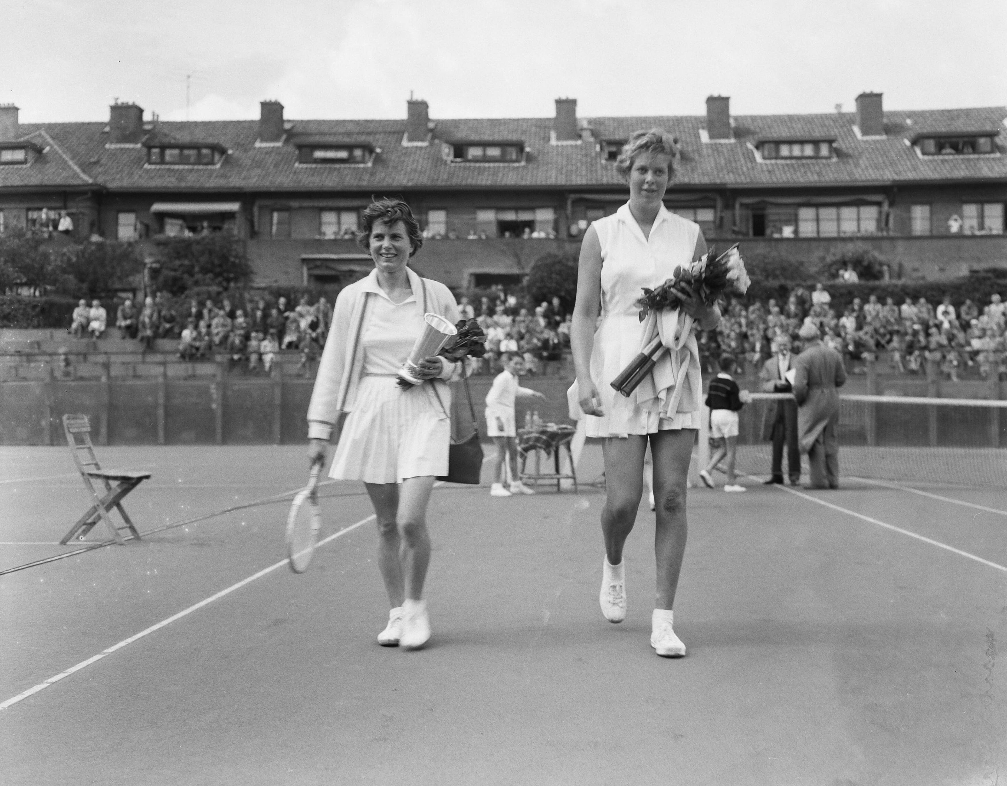 Fotocollectie Anefo — Nationale tenniskampioenschappen op de METS-banen. Finale enkelspel dames. Links winnares Francoise (Fransje) Rouwenhorst met beker, rechts Fredie Marinkelle — Foto: Rossem, Wim van / Anefo. Licentie: Set B: Rechtenvrij / Publiek Domein. Bron: Nationaal Archief. http://hdl.handle.net/10648/a967ca76-d0b4-102d-bcf8-003048976d84