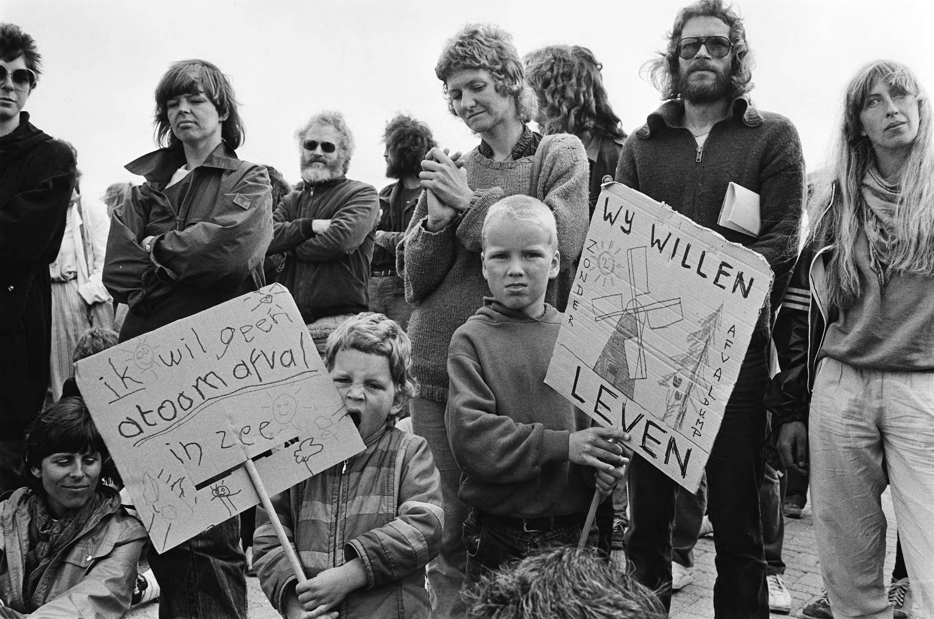Fotocollectie Anefo — Protestmanifestatie bij Energie Onderzoekcentrum Nederland in Petten tegen dumpen van radioaktief in zee; jeugdige demonstranten tijdens de manifestatie — Foto: Antonisse, Marcel / Anefo. Licentie: Set B: Rechtenvrij / Publiek Domein. Bron: Nationaal Archief. http://hdl.handle.net/10648/ad182832-d0b4-102d-bcf8-003048976d84