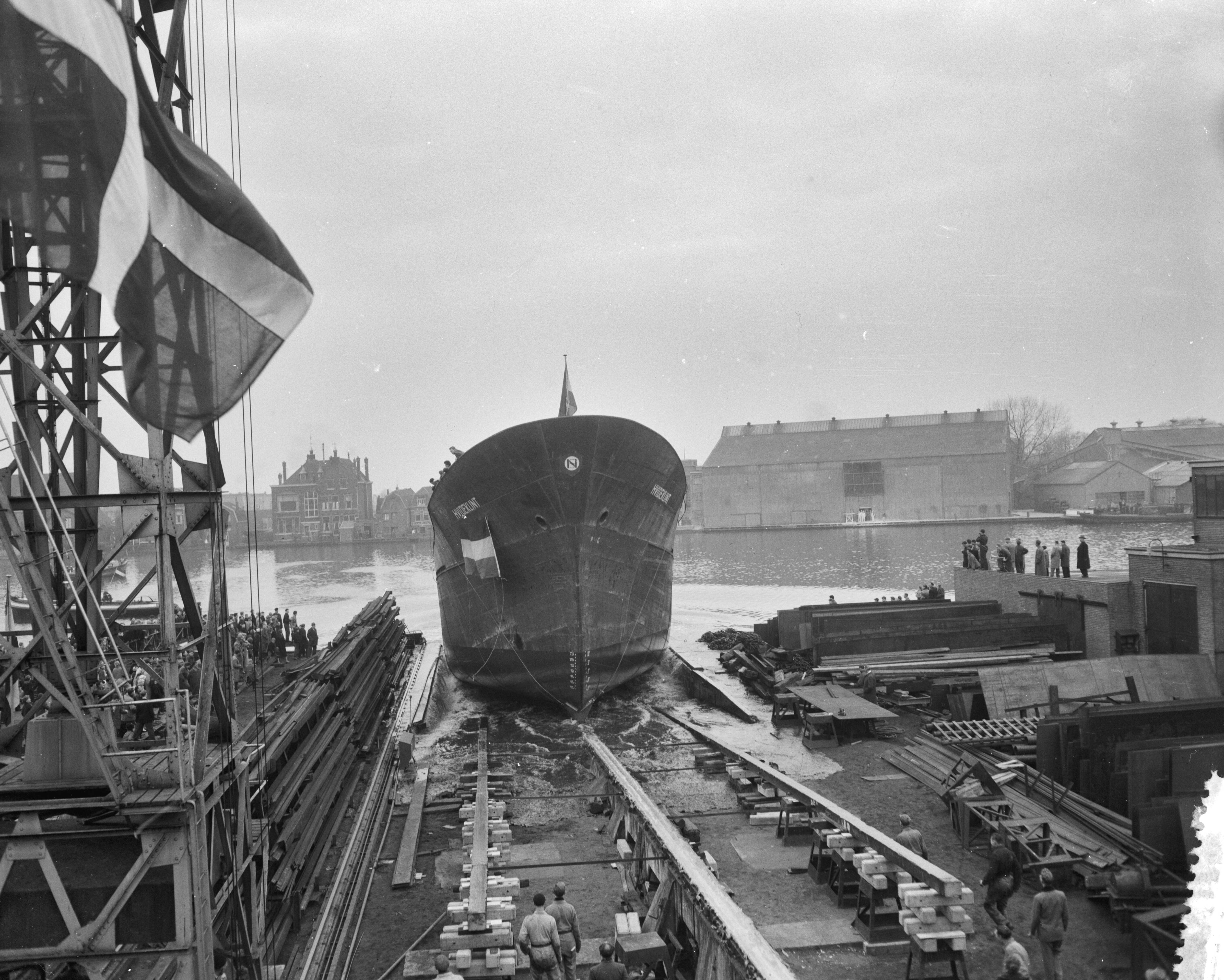 Fotocollectie Anefo — Tewaterlating motorcoaster "Hvideklint" bij de Zaanlandse Scheepsbouw Maatschappij te Zaandam — Foto: Bilsen, Joop van / Anefo. Licentie: Set B: Rechtenvrij / Publiek Domein. Bron: Nationaal Archief. http://hdl.handle.net/10648/a95b25b4-d0b4-102d-bcf8-003048976d84