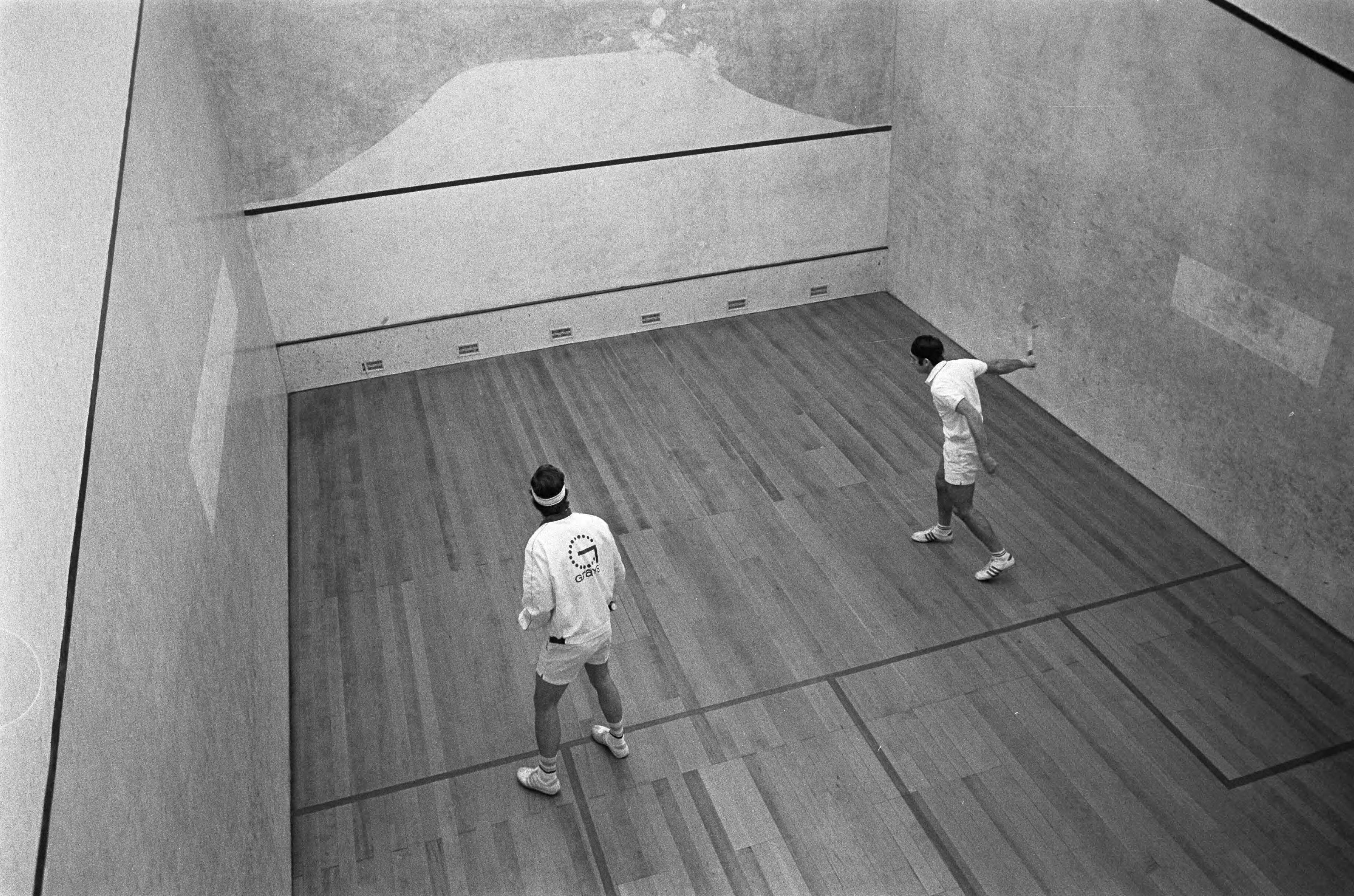Prins Claus opent het squash kampioenschap voor amateurs in Den Haag — Spelmoment uit een wedstrijd — Foto: Fotograaf Onbekend / Anefo. Licentie: Set B: Rechtenvrij / Publiek Domein. Bron: Nationaal Archief. http://hdl.handle.net/10648/ac3bffb0-d0b4-102d-bcf8-003048976d84