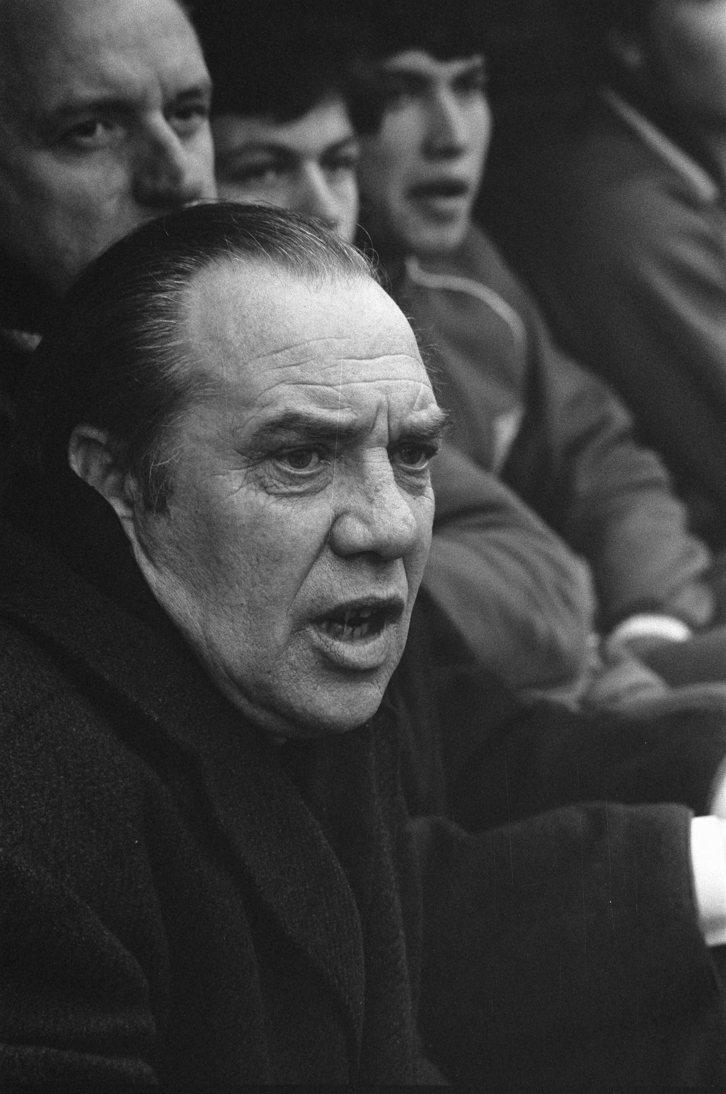 Fotocollectie Anefo — Nederland tegen Belgie Uefa-jeugd 0-1 te Breda. Nummer 12a Arie de Vroet , trainer, nummer 14 Jack van Zanten — Foto: Mieremet, Rob / Anefo. Licentie: Set B: Rechtenvrij / Publiek Domein. Bron: Nationaal Archief. http://hdl.handle.net/10648/ab8ba07a-d0b4-102d-bcf8-003048976d84
