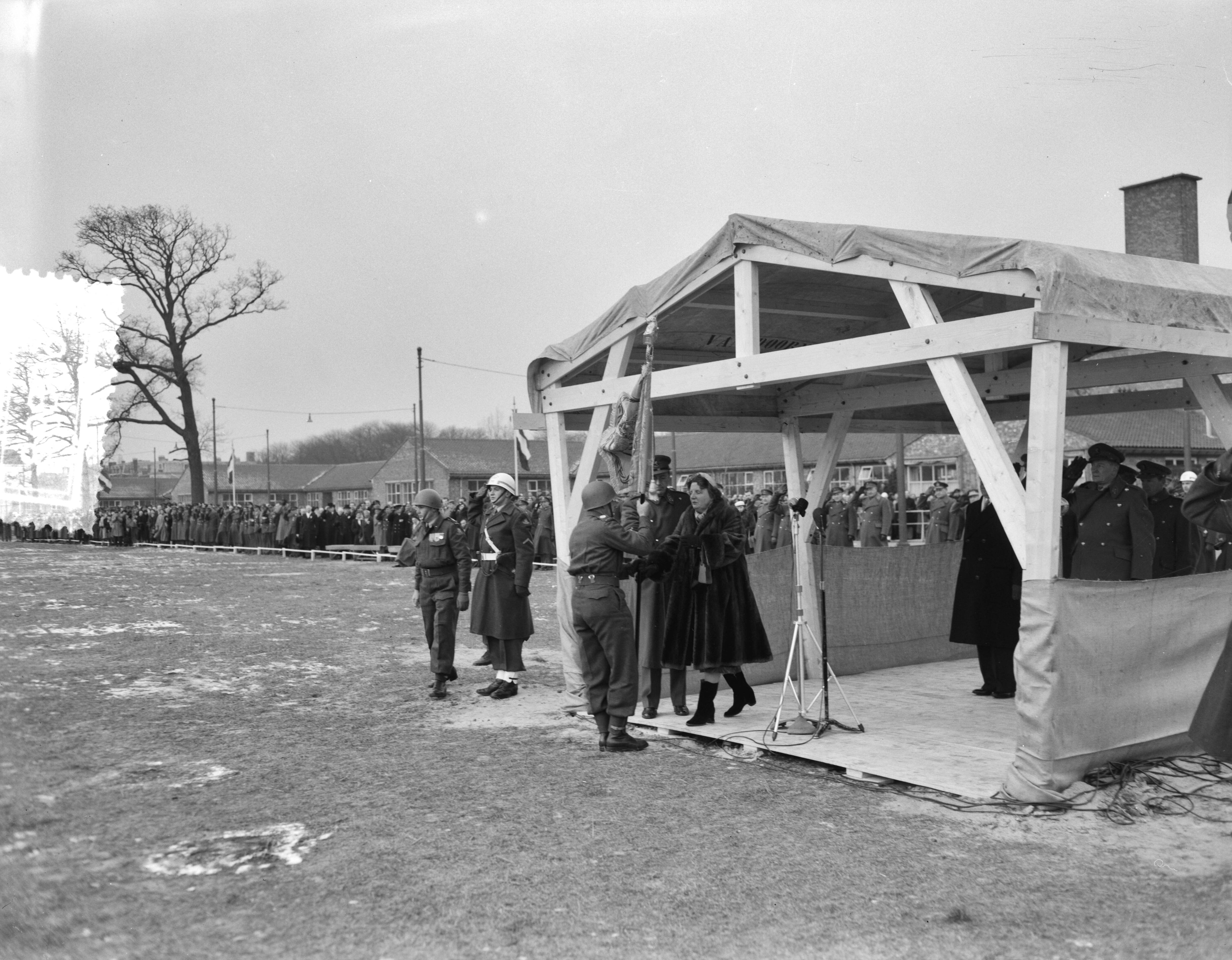 Fotocollectie Anefo — In Den Haag krijgt het Regiment Van Heutsz door koningin Juliana een eigen regimentsvaandel uitgereikt — Foto: Noske, J.D. / Anefo. Licentie: Set B: Rechtenvrij / Publiek Domein. Bron: Nationaal Archief. http://hdl.handle.net/10648/a93108f6-d0b4-102d-bcf8-003048976d84