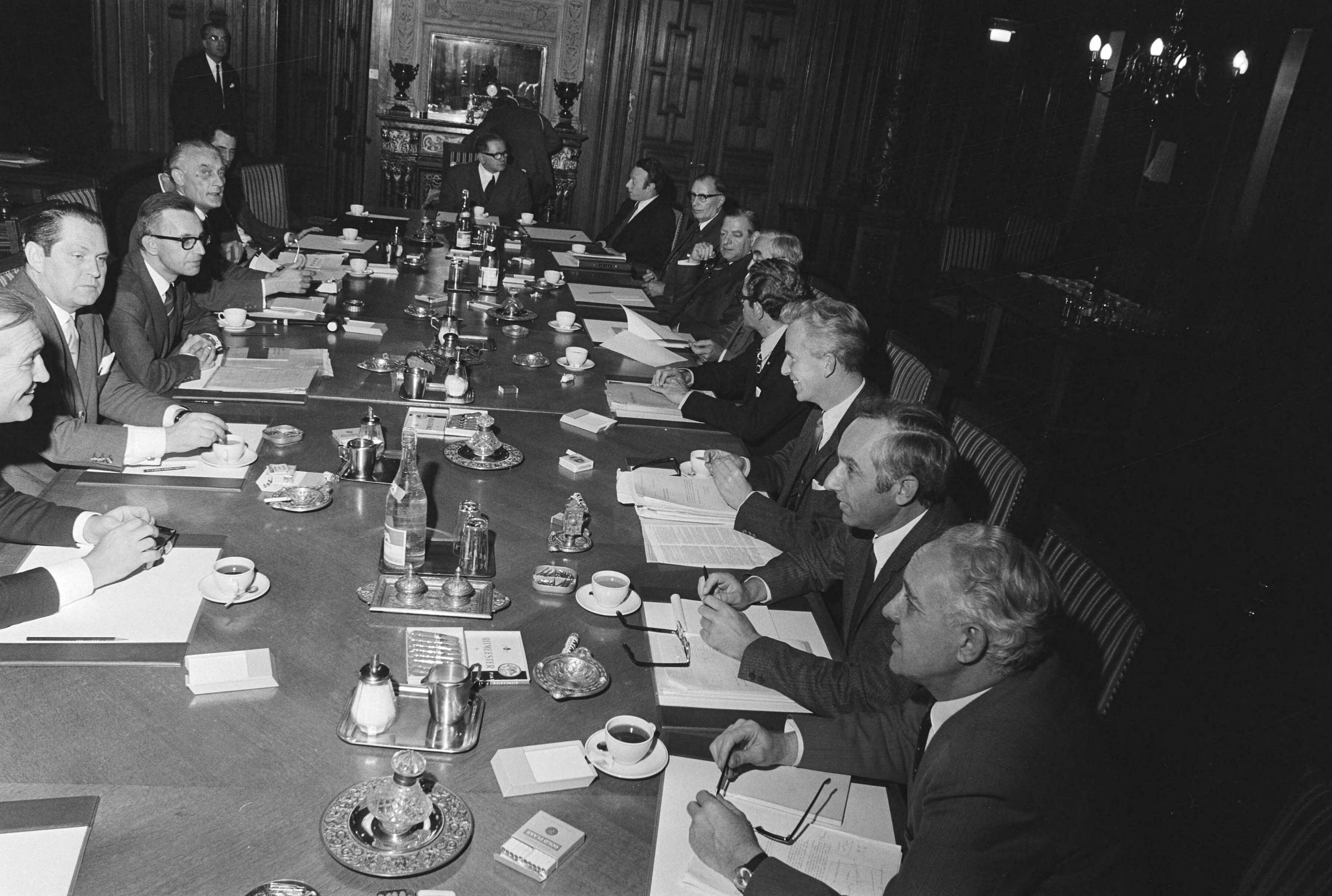 Fotocollectie Anefo — Vergadering van regering, vakbonden en werkgevers over lonen van volgend jaar op Ministerie van Justitie, Den Haag ; overzicht — Foto: Mieremet, Rob / Anefo. Licentie: Set B: Rechtenvrij / Publiek Domein. Bron: Nationaal Archief. http://hdl.handle.net/10648/abac6120-d0b4-102d-bcf8-003048976d84