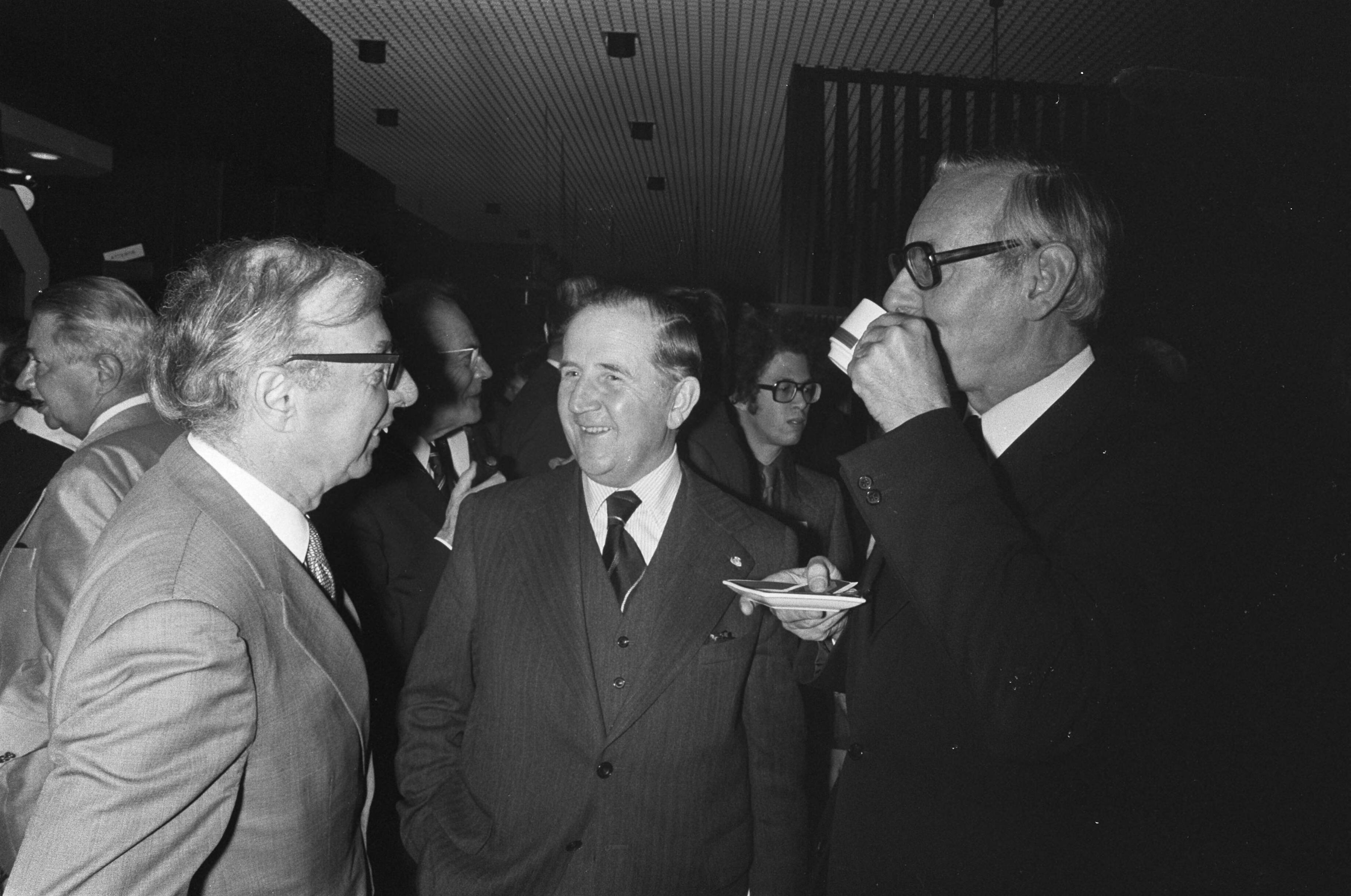 Fotocollectie Anefo — Jaarvergadering VNO in Utrecht; v.l.n.r. Zijlstra ( Ned. Bank ), Van Veen (voorzitter VNO) en minister Van der Stoel — Foto: Bogaerts, Rob / Anefo. Licentie: Set B: Rechtenvrij / Publiek Domein. Bron: Nationaal Archief. http://hdl.handle.net/10648/ac77e62e-d0b4-102d-bcf8-003048976d84