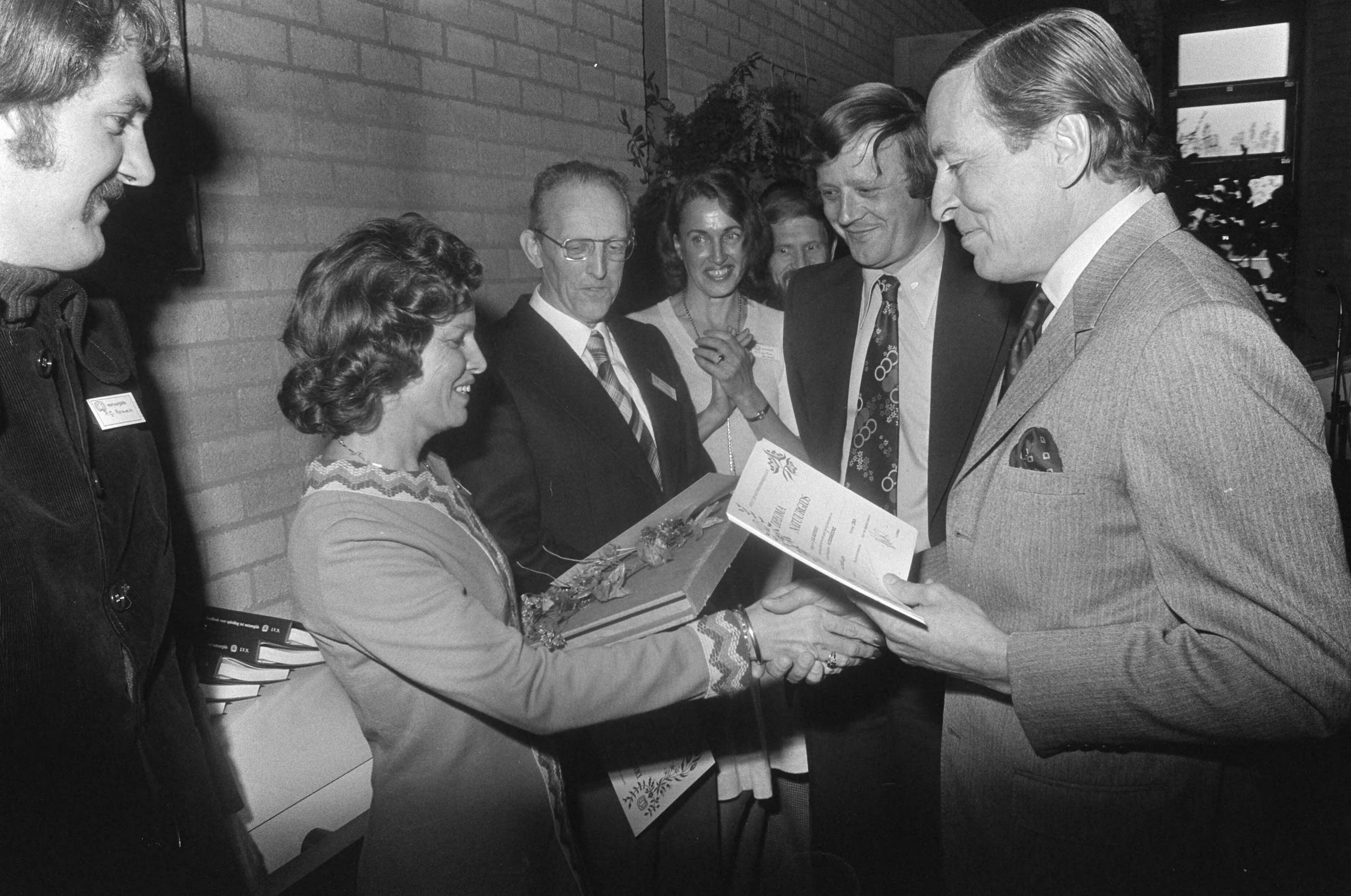 Fotocollectie Anefo — Prins Claus reikt 2500ste diploma "natuurgids" uit in Soest — Foto: Peters, Hans / Anefo. Licentie: Set B: Rechtenvrij / Publiek Domein. Bron: Nationaal Archief. http://hdl.handle.net/10648/ac765188-d0b4-102d-bcf8-003048976d84