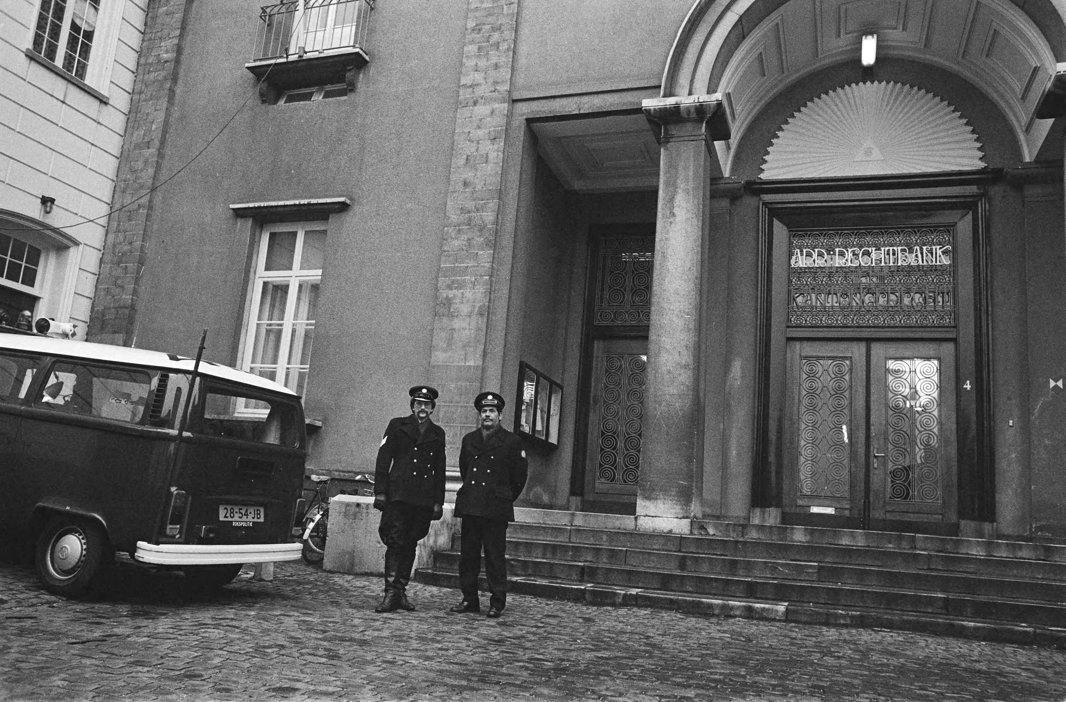 Fotocollectie Anefo — Behandeling uitleveringsverzoek RAF lid Folkerts door rechtbank in Maastricht — Foto: Verhoeff, Bert / Anefo. Licentie: Set B: Rechtenvrij / Publiek Domein. Bron: Nationaal Archief. http://hdl.handle.net/10648/aca9e052-d0b4-102d-bcf8-003048976d84
