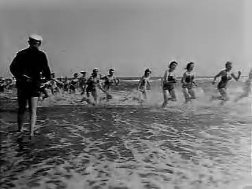 Fotocollectie Anefo — Opening badseizoen in Scheveningen — Foto: Pot, Harry / Anefo. Licentie: Set B: Rechtenvrij / Publiek Domein. Bron: Nationaal Archief. http://hdl.handle.net/10648/a960c672-d0b4-102d-bcf8-003048976d84