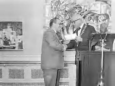 Fotocollectie Anefo — Uitreiking van de Jacob Marisprijs in Pulchri Studio te Den Haag door loco-burgemeester J. van Zwijndrecht aan tekenaar Willem Hussem (links) — Foto: Rossem, Wim van / Anefo. Licentie: Set B: Rechtenvrij / Publiek Domein. Bron: Nationaal Archief. http://hdl.handle.net/10648/a98239a6-d0b4-102d-bcf8-003048976d84