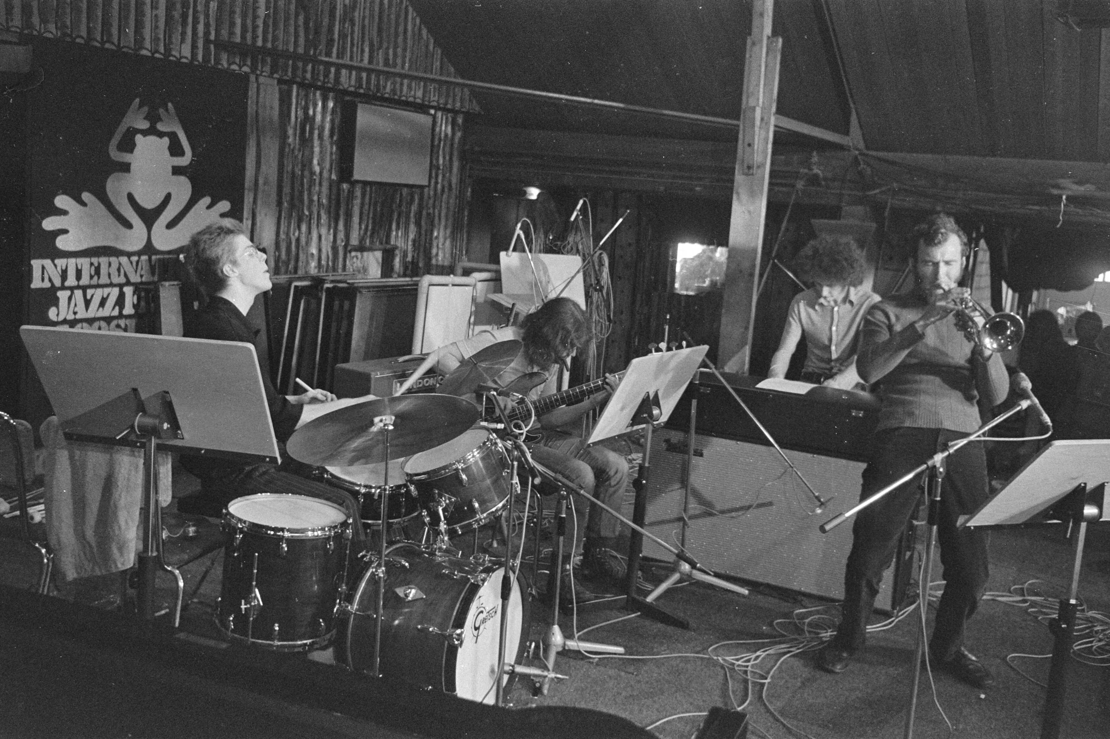 Fotocollectie Anefo — Finale Internationaal Jazz Festival Loosdrecht, winnend kwartet "Jurre Haanstra Kwartet" in actie — Foto: Punt, W. / Anefo. Licentie: Set B: Rechtenvrij / Publiek Domein. Bron: Nationaal Archief. http://hdl.handle.net/10648/abc91f4a-d0b4-102d-bcf8-003048976d84