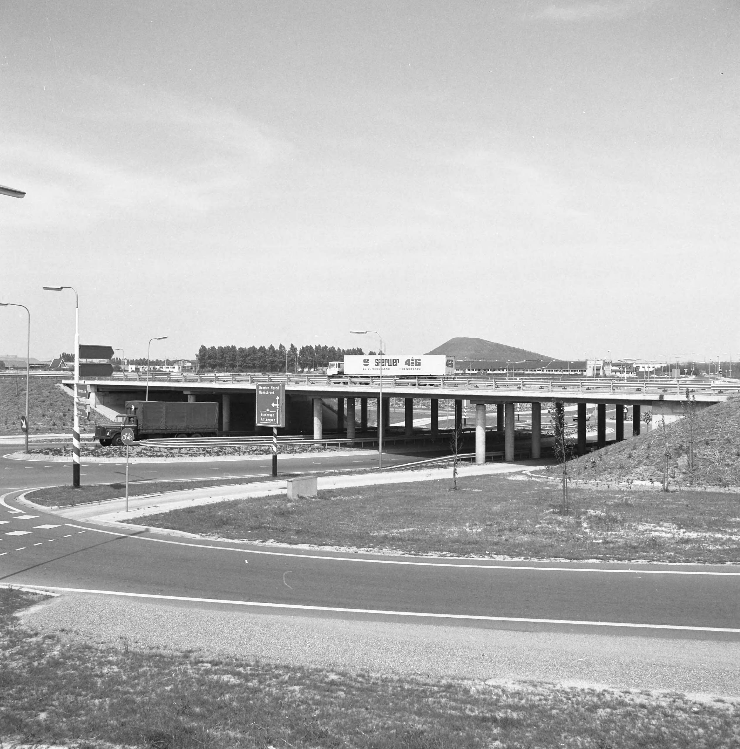 Fotocollectie Nederlandse Heidemaatschappij — Heerlen. Viaduct ontworpen door Groenendijk — Foto: Fotograaf Onbekend / Heidemij. Licentie: Set B: Rechtenvrij / Publiek Domein. Bron: Nationaal Archief. http://hdl.handle.net/10648/ae7e22a8-d0b4-102d-bcf8-003048976d84