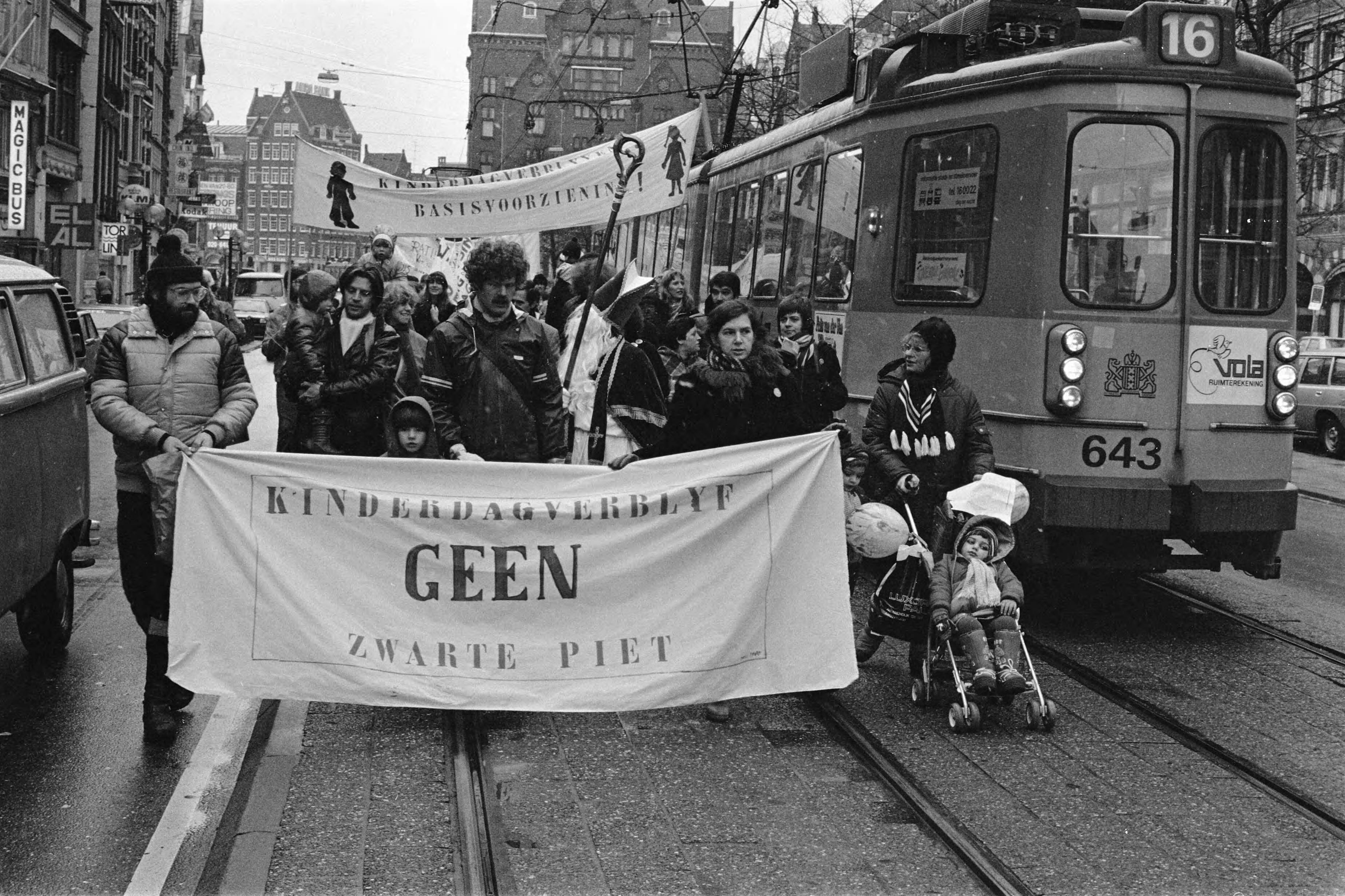 Fotocollectie Anefo — Demonstratie in Amsterdam tegen hogere ouderbijdrage voor kinderdagverblijven, demonstranten in Amsterdam — Foto: Bogaerts, Rob / Anefo. Licentie: Set B: Rechtenvrij / Publiek Domein. Bron: Nationaal Archief. http://hdl.handle.net/10648/acef9dea-d0b4-102d-bcf8-003048976d84
