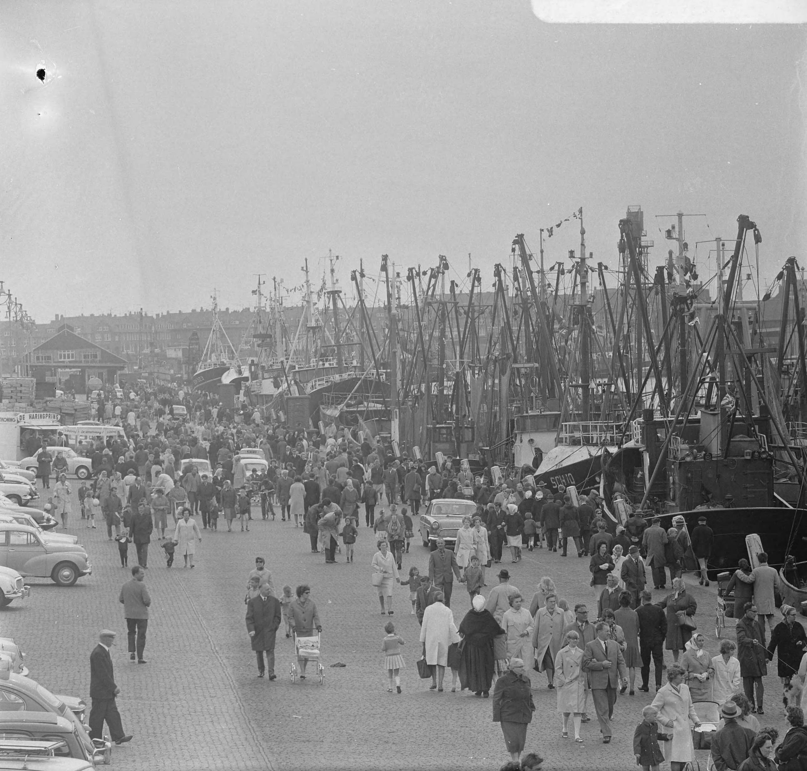 Fotocollectie Anefo — Vlaggetjesdag in Scheveningen — Foto: Voets, Jan / Anefo. Licentie: Set B: Rechtenvrij / Publiek Domein. Bron: Nationaal Archief. http://hdl.handle.net/10648/aaeb95e4-d0b4-102d-bcf8-003048976d84