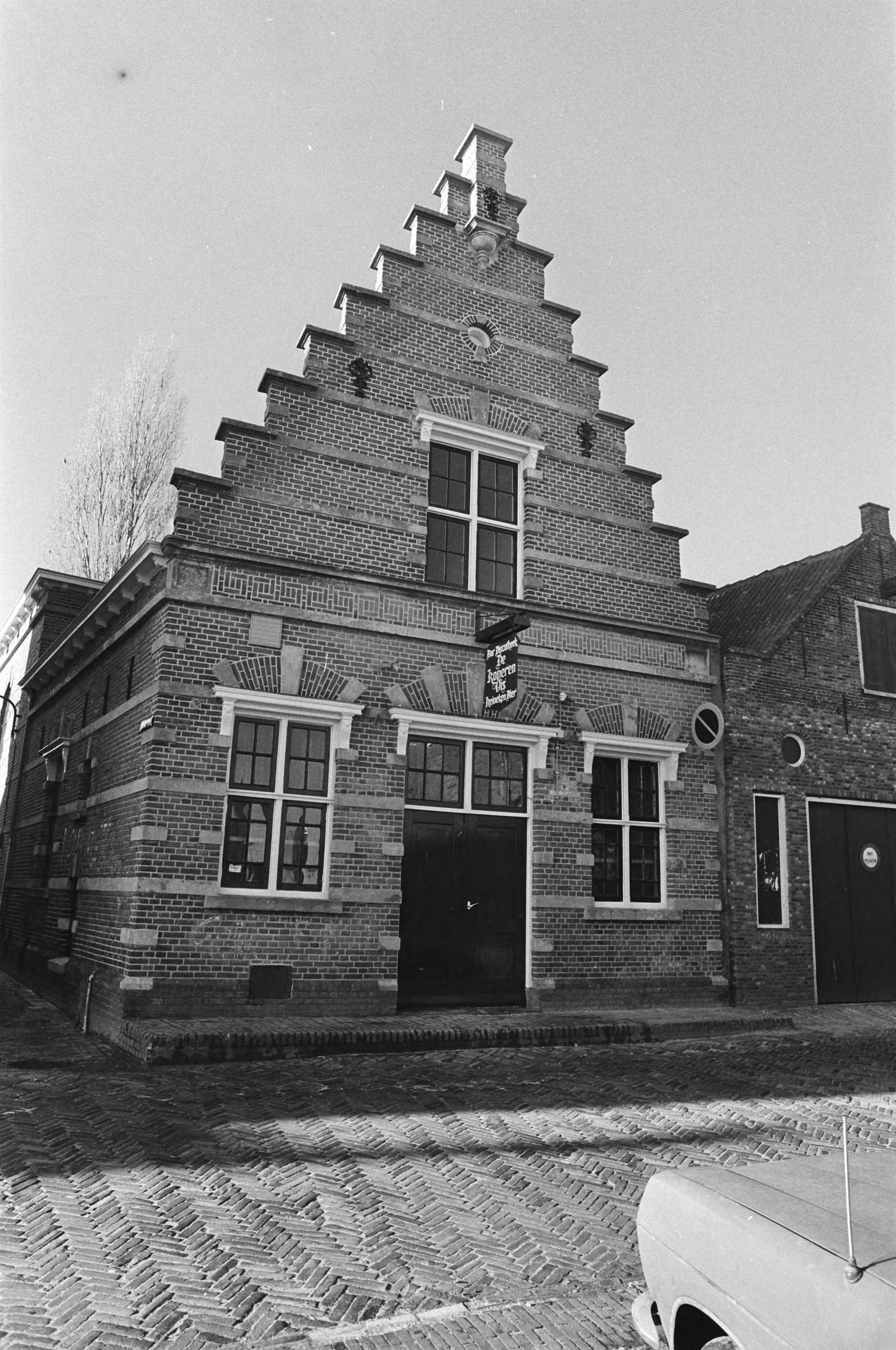 Fotocollectie Anefo — Discotheek gevestigd in voormalige synagoge in Monnickendam — Foto: Croes, Rob C. / Anefo. Licentie: Set B: Rechtenvrij / Publiek Domein. Bron: Nationaal Archief. http://hdl.handle.net/10648/ad0d17d0-d0b4-102d-bcf8-003048976d84