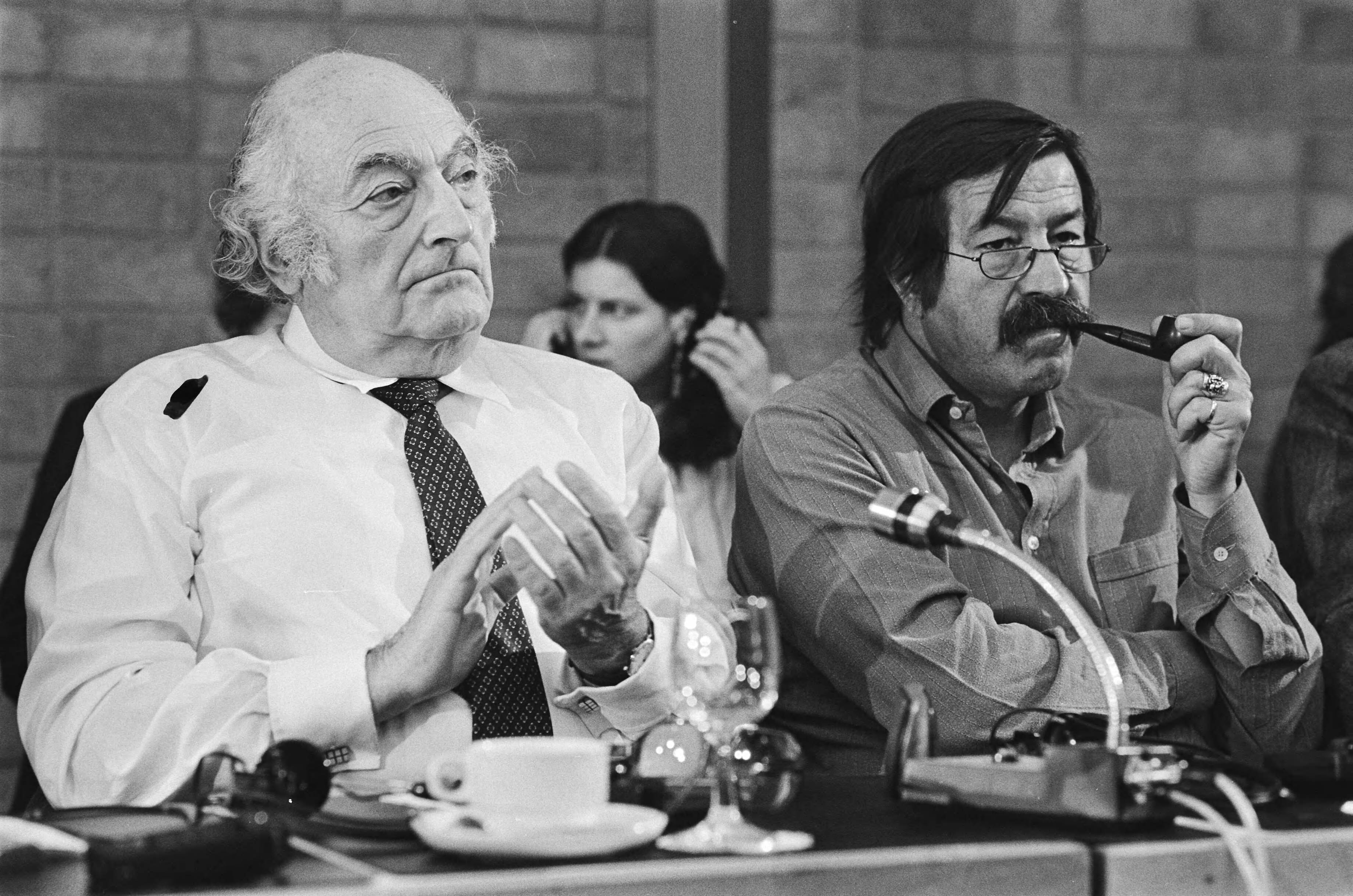 Fotocollectie Anefo — Europese conferentie van schrijvers "Haagse Treffen" in Kurhaus te Scheveningen; Stefan Heym (DDR) (l) en Gunter Grass (BRD) — Foto: Antonisse, Marcel / Anefo. Licentie: Set B: Rechtenvrij / Publiek Domein. Bron: Nationaal Archief. http://hdl.handle.net/10648/ad1856d6-d0b4-102d-bcf8-003048976d84