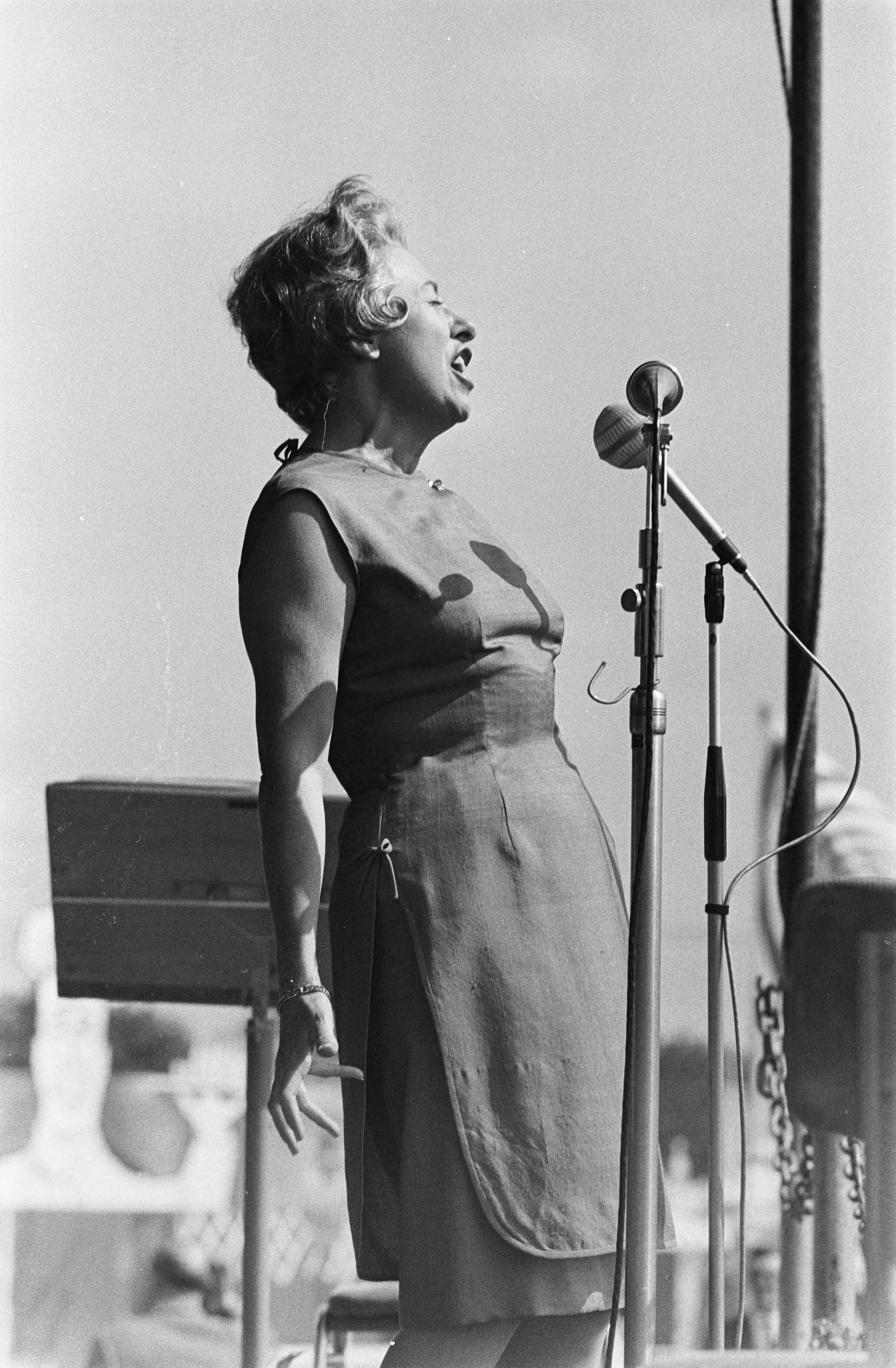 Fotocollectie Anefo — De omroepvereniging AVRO bestaat 40 jaar. Viering op feestterrein "Avro 40" in Hilversum. Als eerste buitenlandse gaste trad op de Franse zangeres Patachou — Foto: Gelderen, Hugo van / Anefo. Licentie: Set B: Rechtenvrij / Publiek Domein. Bron: Nationaal Archief. http://hdl.handle.net/10648/aa38fb82-d0b4-102d-bcf8-003048976d84