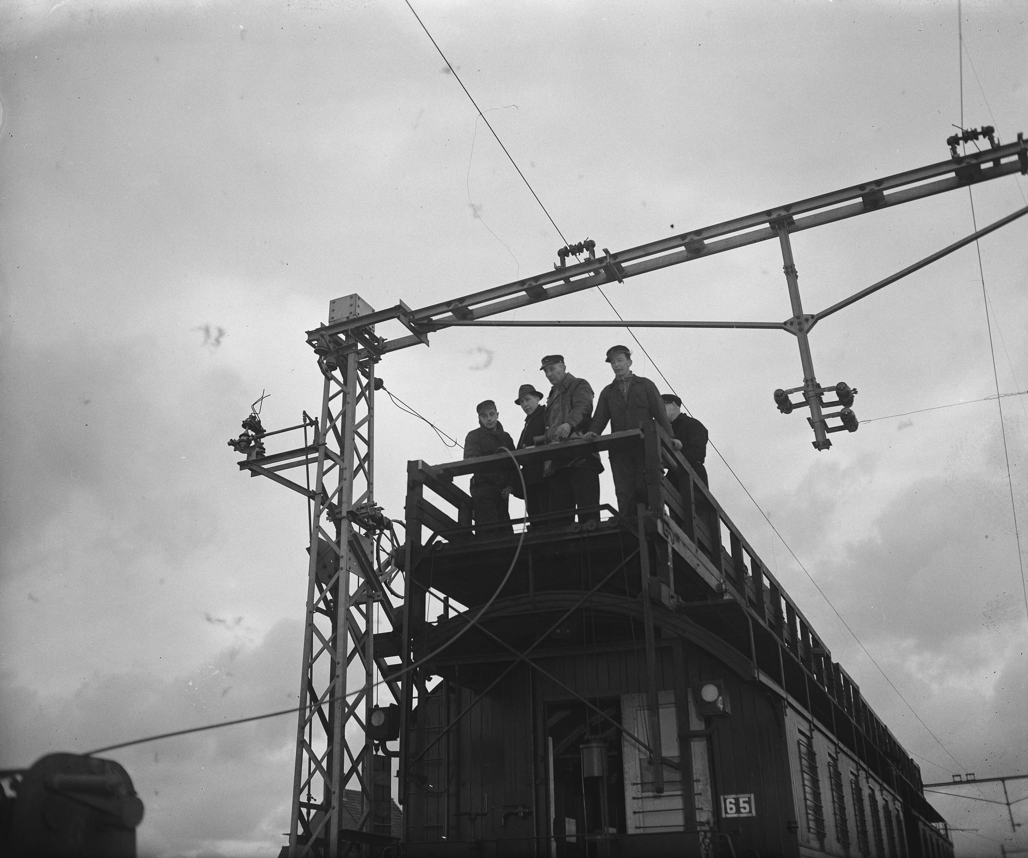Fotocollectie Anefo — Electrificatie van lijn Amsterdam-Hilversum — Foto: Raucamp, Koos / Anefo. Licentie: Set B: Rechtenvrij / Publiek Domein. Bron: Nationaal Archief. http://hdl.handle.net/10648/a894ac7c-d0b4-102d-bcf8-003048976d84