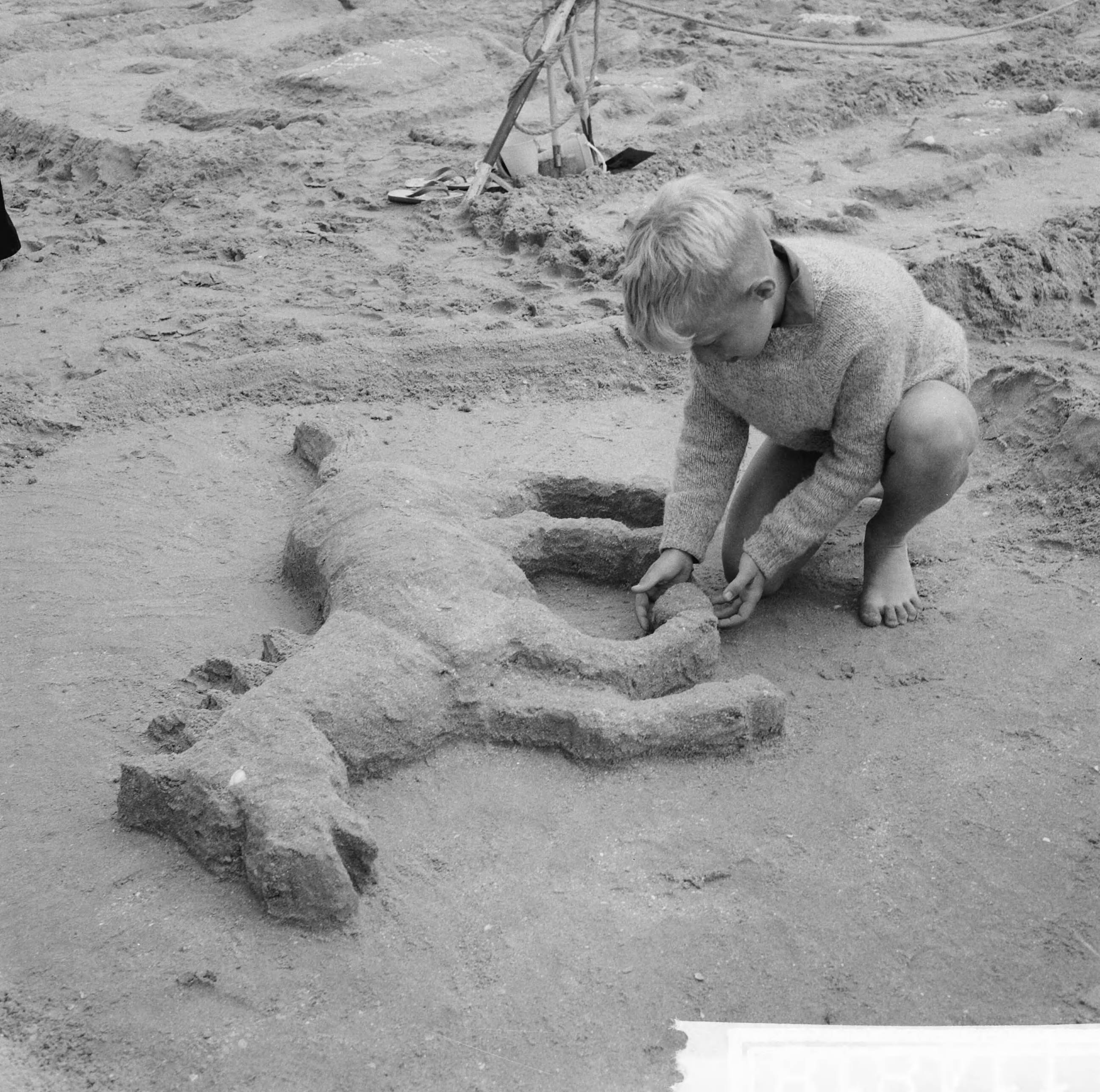 Fotocollectie Anefo — Zandbouwwedstrijd te Zandvoort, winnaar de 12-jarige Joep van Dijk bezig met zijn werkstuk — Foto: Lindeboom, Henk / Anefo. Licentie: Set B: Rechtenvrij / Publiek Domein. Bron: Nationaal Archief. http://hdl.handle.net/10648/a9b608da-d0b4-102d-bcf8-003048976d84