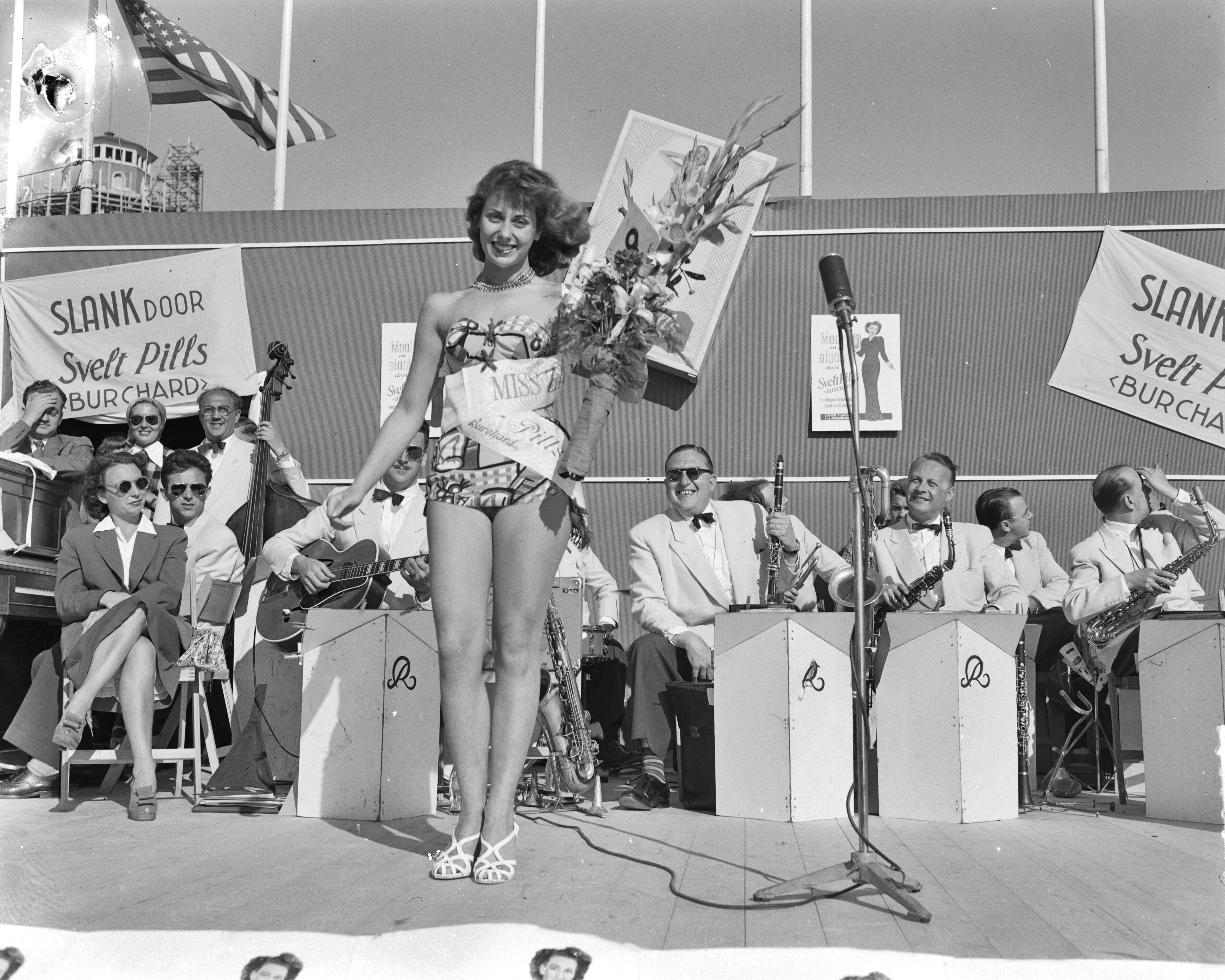 Miss Zandvoort — Verkiezing Miss Zandvoort [winnares was Mimi Kok (17) uit Amsterdam] — Foto: Pot, Harry / Anefo. Licentie: Set B: Rechtenvrij / Publiek Domein. Bron: Nationaal Archief. http://hdl.handle.net/10648/a8ed07c8-d0b4-102d-bcf8-003048976d84