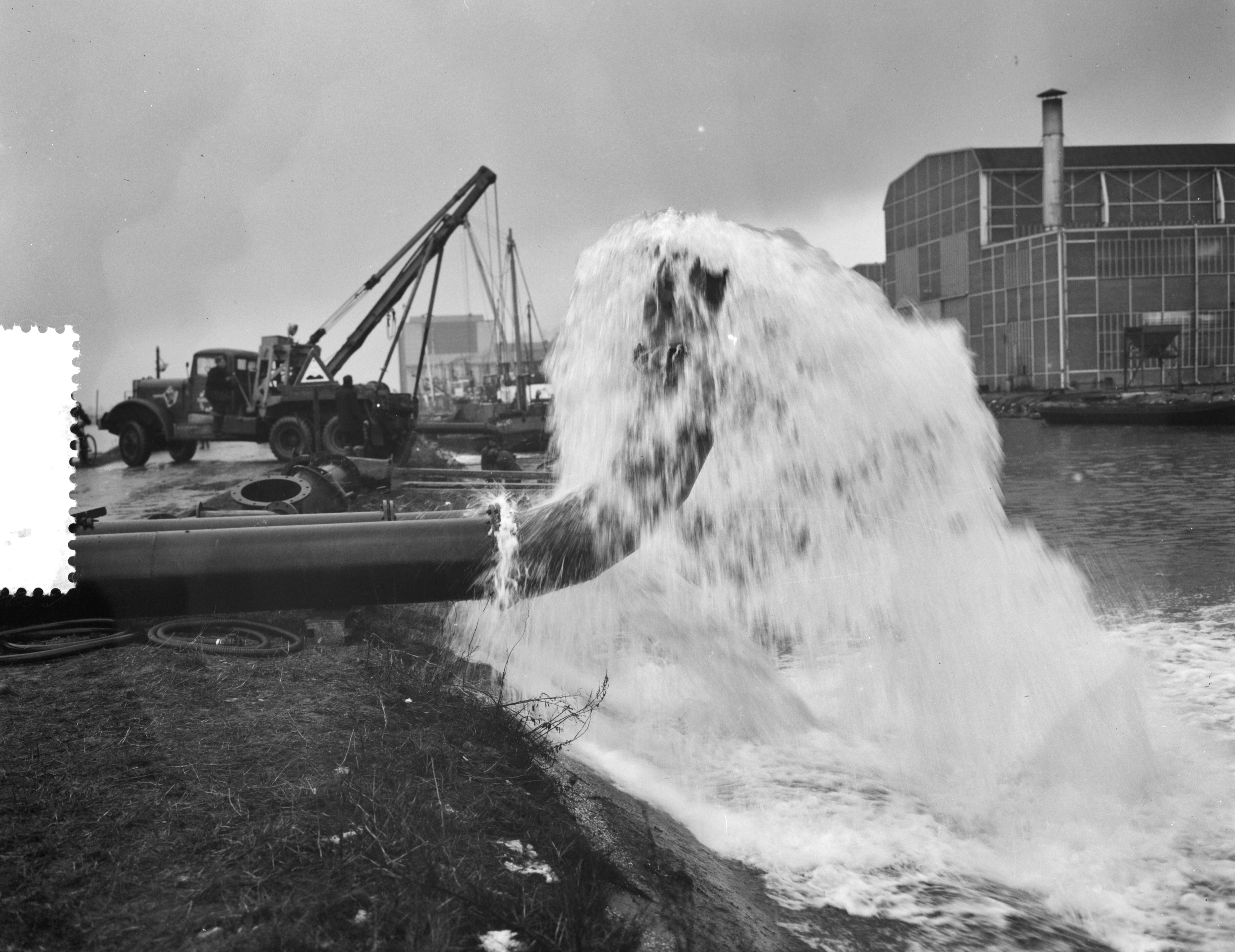 Ramp Tuindorp Oostzaan — Ramp Tuindorp Oostzaan, pompen in bedrijf — Foto: Rossem, Wim van / Anefo. Licentie: Set B: Rechtenvrij / Publiek Domein. Bron: Nationaal Archief. http://hdl.handle.net/10648/a9a5d136-d0b4-102d-bcf8-003048976d84