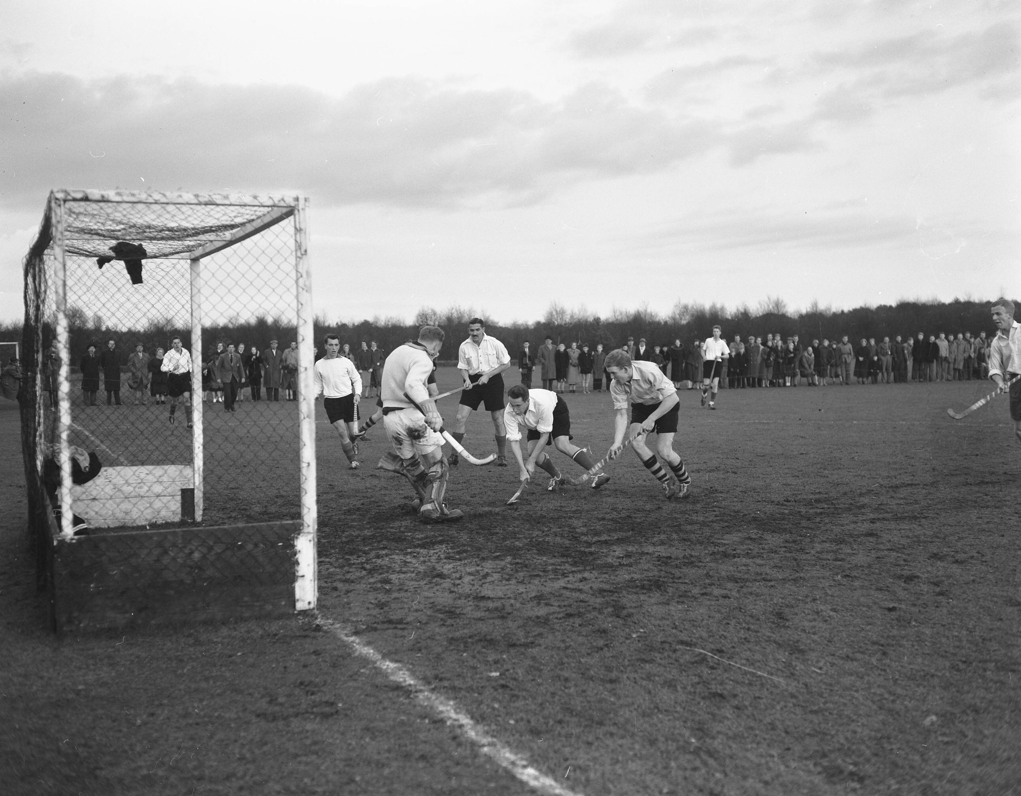 Fotocollectie Anefo — Hockey. SCHC tegen Laren 1-2. Spelmoment — Foto: Pot, Harry / Anefo. Licentie: Set B: Rechtenvrij / Publiek Domein. Bron: Nationaal Archief. http://hdl.handle.net/10648/a94057f2-d0b4-102d-bcf8-003048976d84
