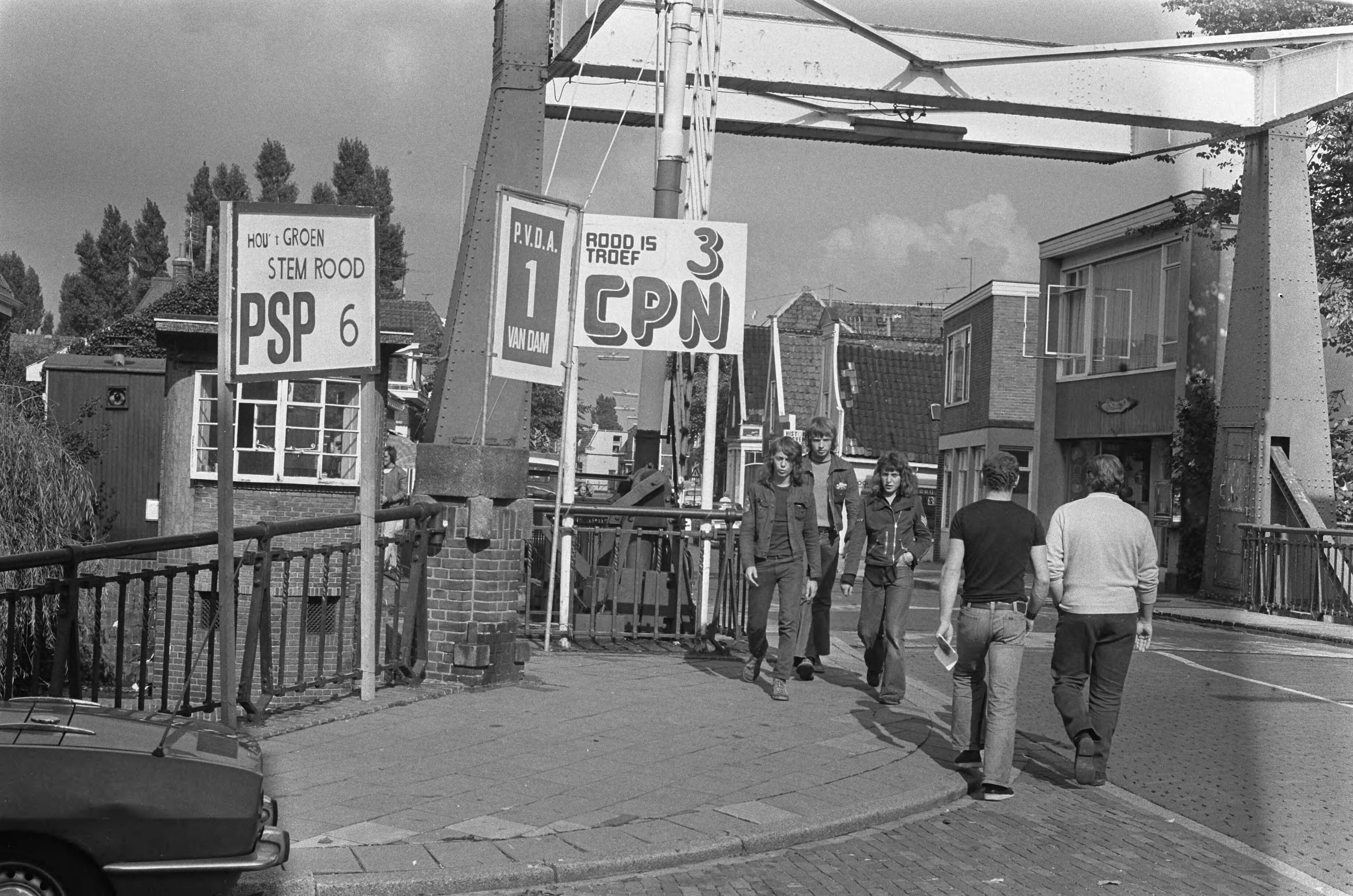 Fotocollectie Anefo — Verkiezingsborden voor gemeenteraadsverkiezingen nieuw te vormen stad Zaanstad — Foto: Verhoeff, Bert / Anefo. Licentie: Set B: Rechtenvrij / Publiek Domein. Bron: Nationaal Archief. http://hdl.handle.net/10648/ac382afc-d0b4-102d-bcf8-003048976d84