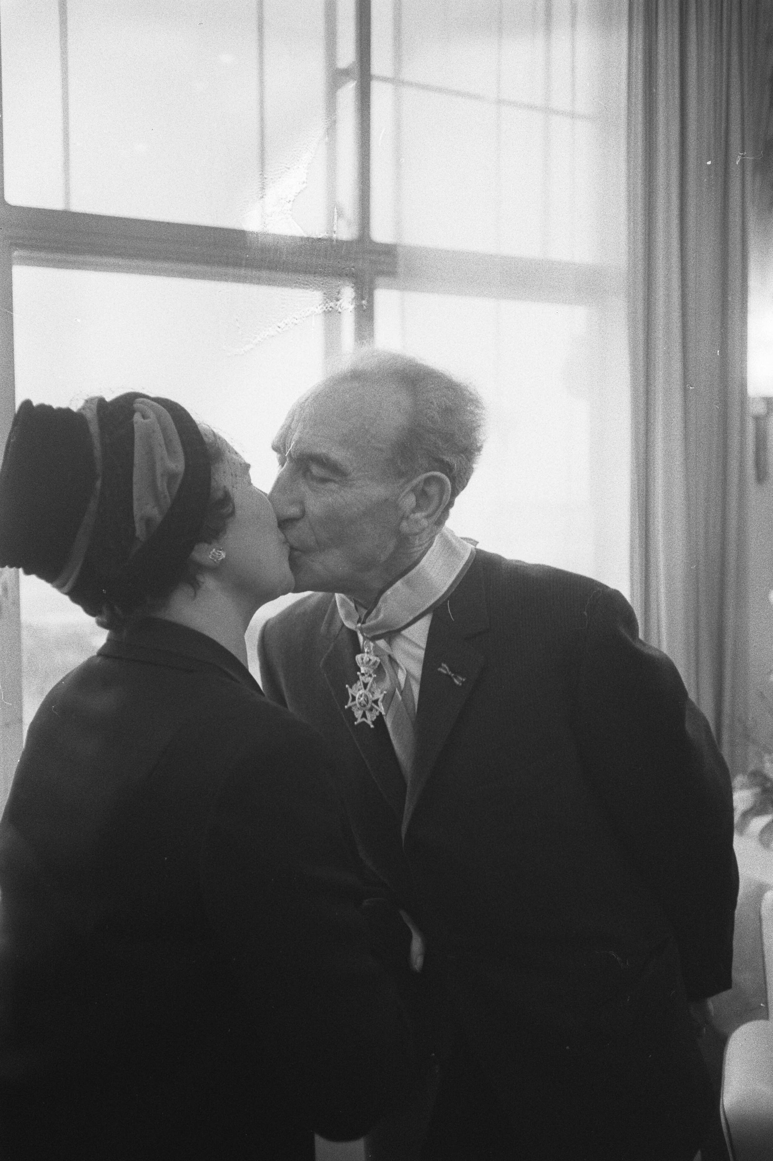 Fotocollectie Anefo — Afscheidsreceptie van de voorzitter van het College van Rijksbemiddelaars mr. J.A. Berger , mr. Berger wordt door zijn vrouw, Maria Regina Berger-Reyne, gekust — Foto: Pot, Harry / Anefo. Licentie: Set B: Rechtenvrij / Publiek Domein. Bron: Nationaal Archief. http://hdl.handle.net/10648/a9c3f882-d0b4-102d-bcf8-003048976d84