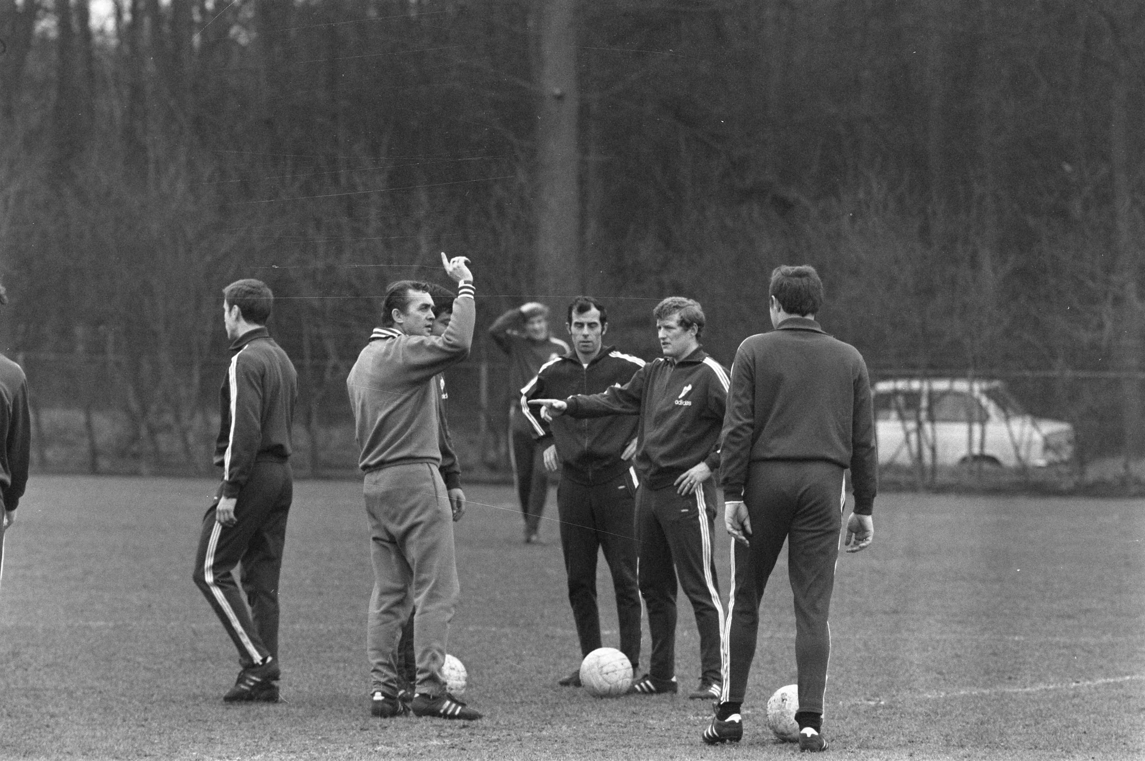het elftal van Feijenoord traint in sportcentrum Zeist voor de wedstrijd tegen Legia-Warschau — De voetballers in aktie. In het midden trainer Ernst Happel — Foto: Fotograaf Onbekend / Anefo. Licentie: Set B: Rechtenvrij / Publiek Domein. Bron: Nationaal Archief. http://hdl.handle.net/10648/ab941782-d0b4-102d-bcf8-003048976d84