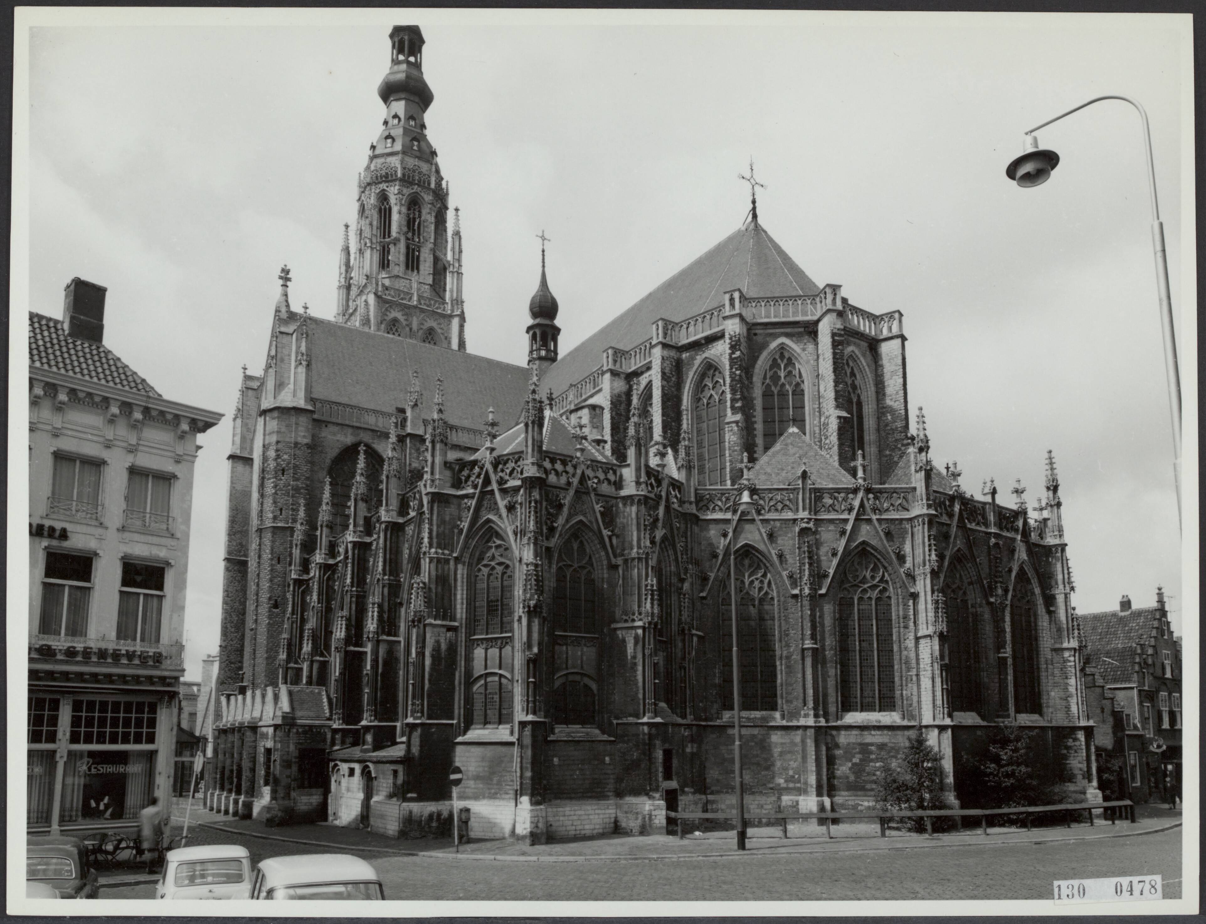 Fotocollectie Rijksvoorlichtingsdienst Eigen — Breda. De O.L.Vrouwekerk gezien vanaf de Markt — Foto: Rijksvoorlichtingsdienst (RVD). Licentie: Set B: Rechtenvrij / Publiek Domein. Bron: Nationaal Archief. http://hdl.handle.net/10648/af4b0e76-d0b4-102d-bcf8-003048976d84