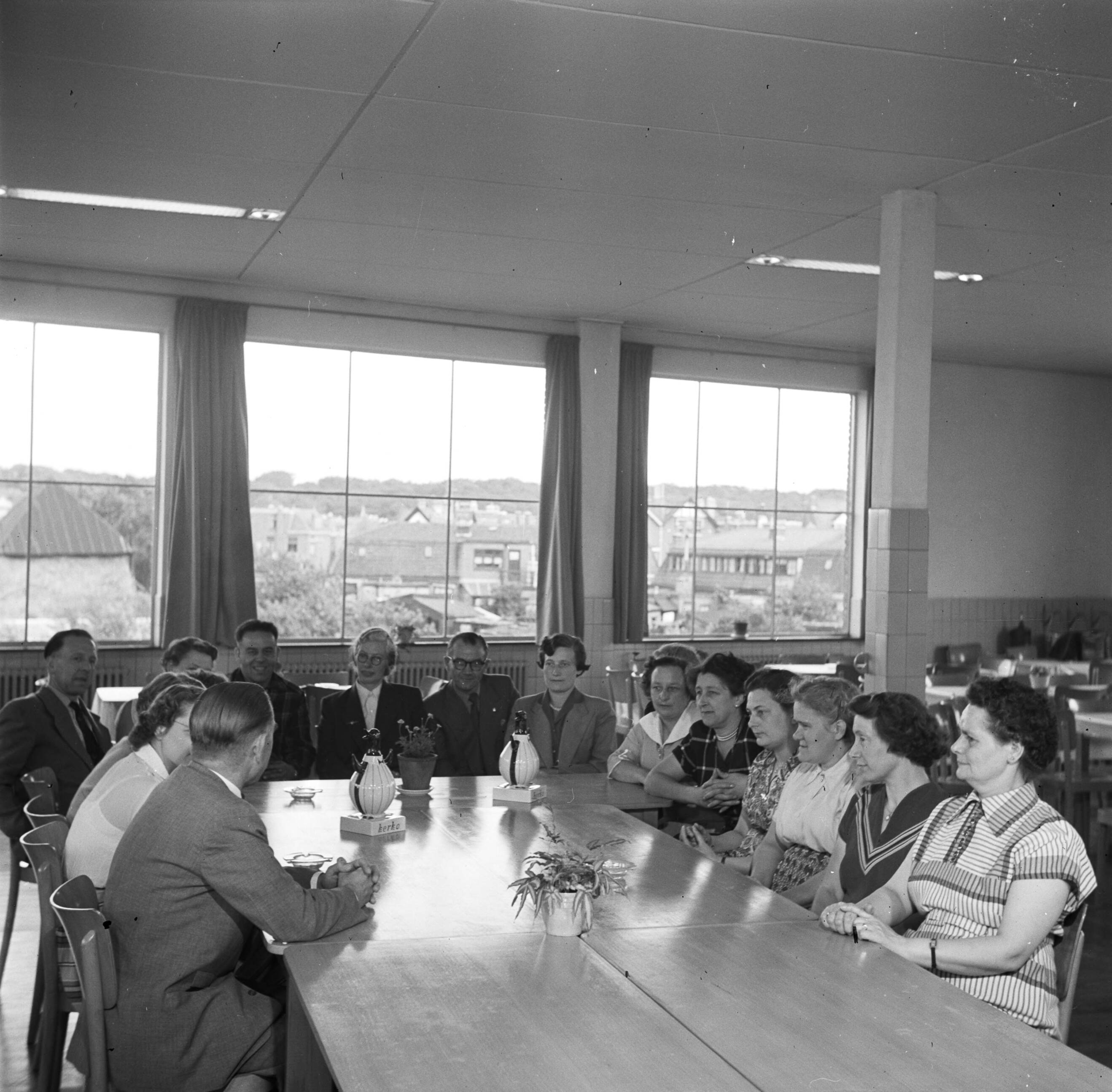 Reportage Kerko Haarlem — Bespreking met het personeel (de Pinguin-club) bij overhemdenbedrijf Kerko — Foto: Poll, Willem van de. Licentie: Set B: Rechtenvrij / Publiek Domein. Bron: Nationaal Archief. http://hdl.handle.net/10648/aecbdb9c-d0b4-102d-bcf8-003048976d84
