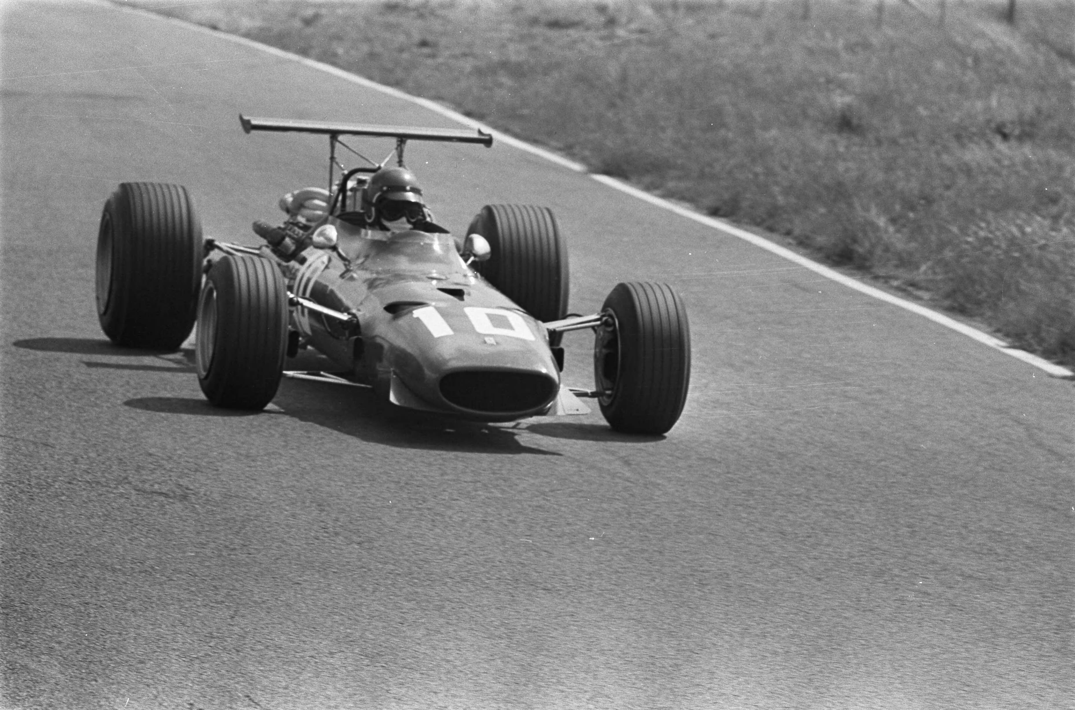 Fotocollectie Anefo — Grand Prix 68 Zandvoort. Jacky Ickx (Ferrari) — Foto: Evers, Joost / Anefo. Licentie: Set B: Rechtenvrij / Publiek Domein. Bron: Nationaal Archief. http://hdl.handle.net/10648/ab450eee-d0b4-102d-bcf8-003048976d84