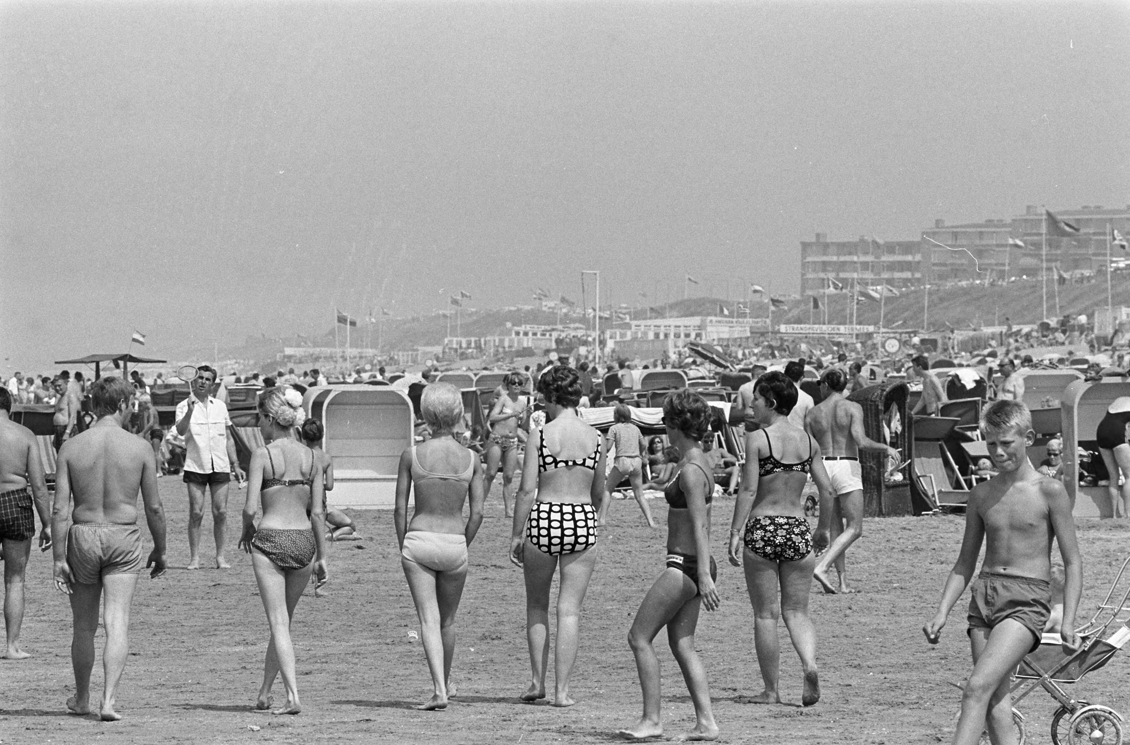 Fotocollectie Anefo — Drukte aan het strand te Zandvoort — Foto: Evers, Joost / Anefo. Licentie: Set B: Rechtenvrij / Publiek Domein. Bron: Nationaal Archief. http://hdl.handle.net/10648/aaf21950-d0b4-102d-bcf8-003048976d84