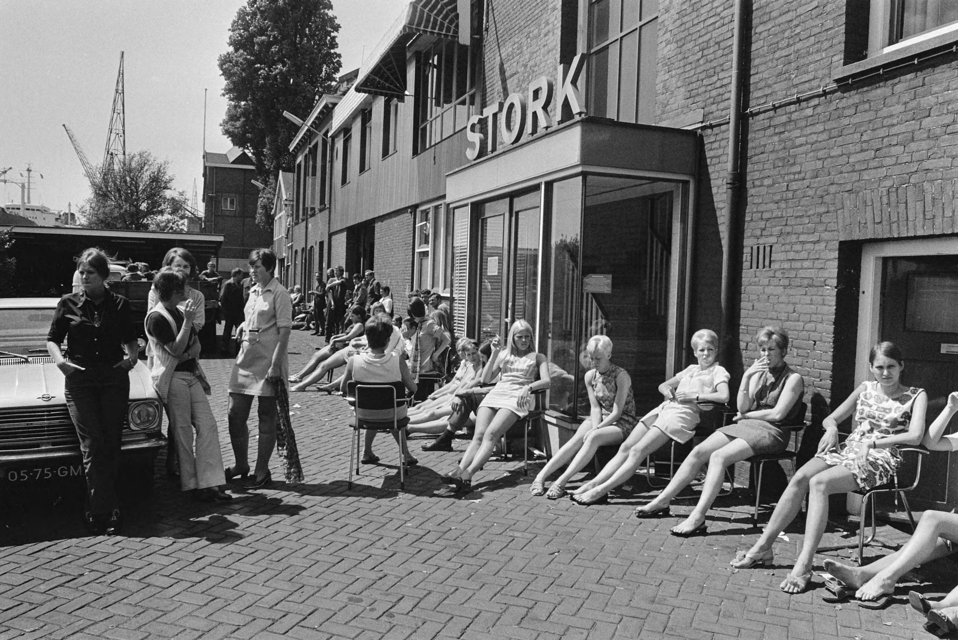 Fotocollectie Anefo — Kantoormeisjes van Stork, Amsterdam-Noord, staken een uur uit solidariteit met Werkspoor te Utrecht: meisjes zitten in de zon — Foto: Verhoeff, Bert / Anefo. Licentie: Set B: Rechtenvrij / Publiek Domein. Bron: Nationaal Archief. http://hdl.handle.net/10648/ab98dcd6-d0b4-102d-bcf8-003048976d84