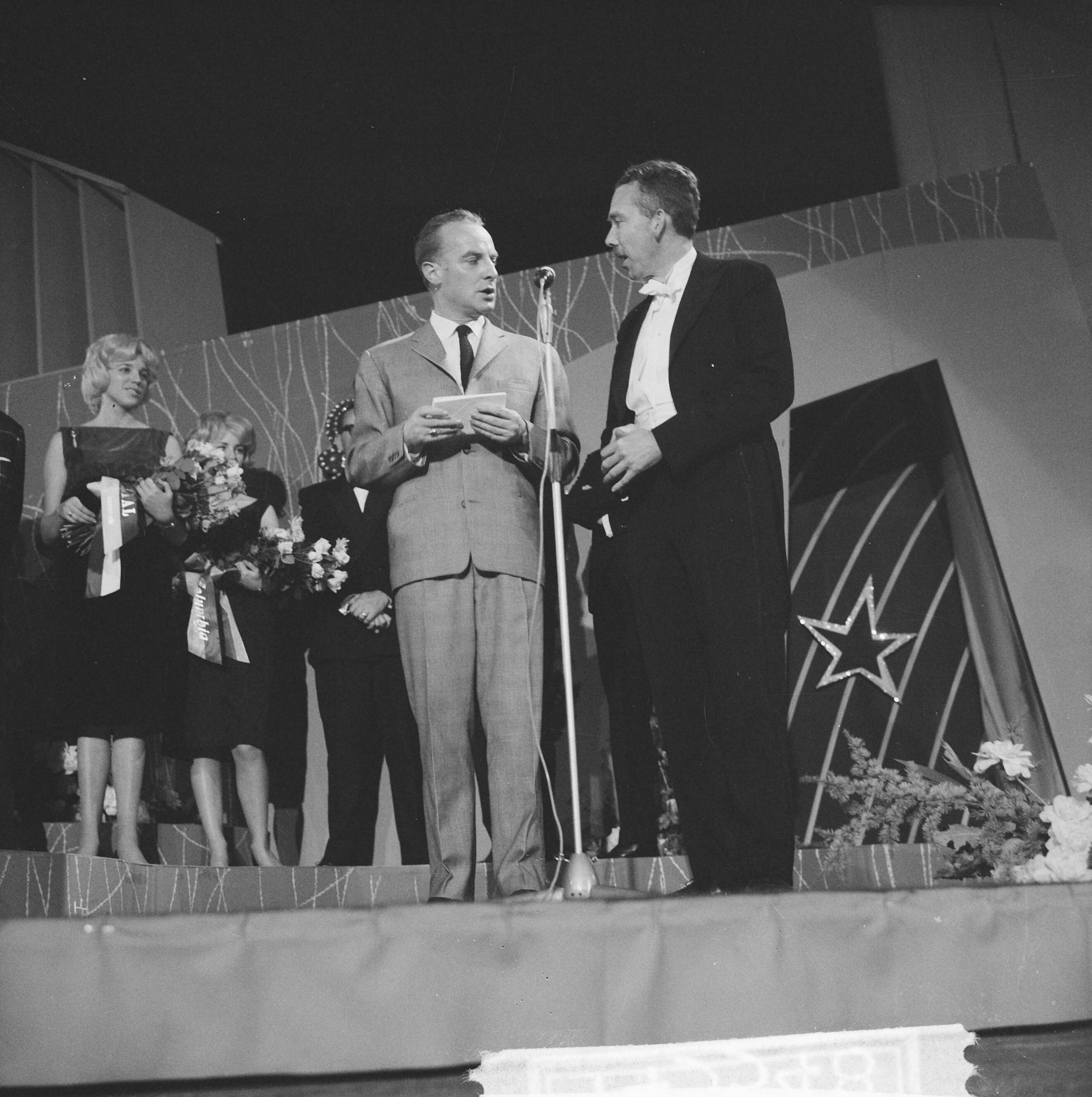 Grand Gala du Disque 1962 — Grand Gala du Disque. Wim Sonneveld met Jean Dulieu — Foto: Koch, Eric / Anefo. Licentie: Set B: Rechtenvrij / Publiek Domein. Bron: Nationaal Archief. http://hdl.handle.net/10648/aa195dea-d0b4-102d-bcf8-003048976d84