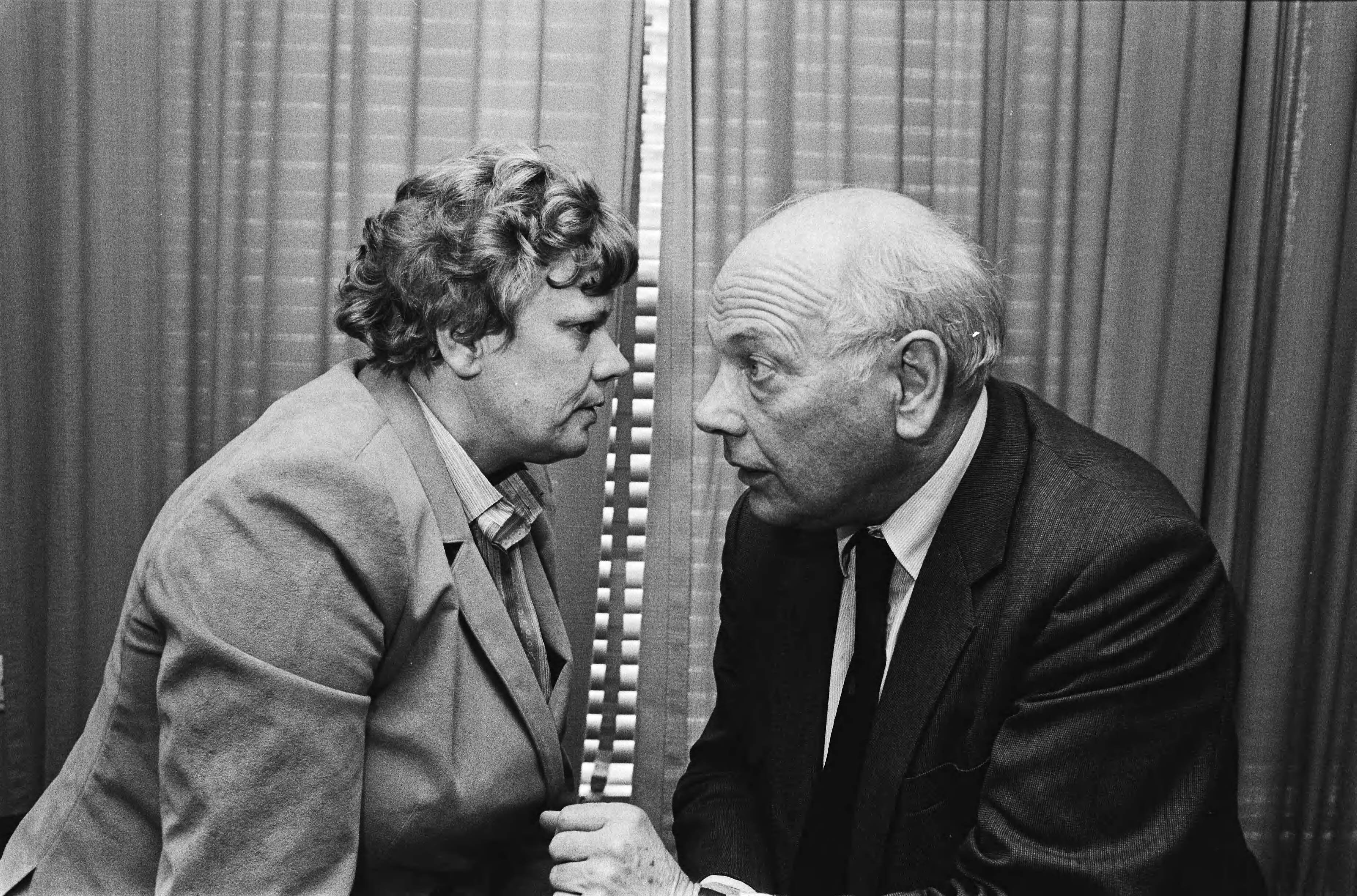 Fotocollectie Anefo — Den Uyl presenteert het werkgelegenheidsprogramma in eerste aanleg tijdens pc in Den Haag . Den Uyl in gesprek met Dales — Foto: Antonisse, Marcel / Anefo. Licentie: Set B: Rechtenvrij / Publiek Domein. Bron: Nationaal Archief. http://hdl.handle.net/10648/ad118dd8-d0b4-102d-bcf8-003048976d84
