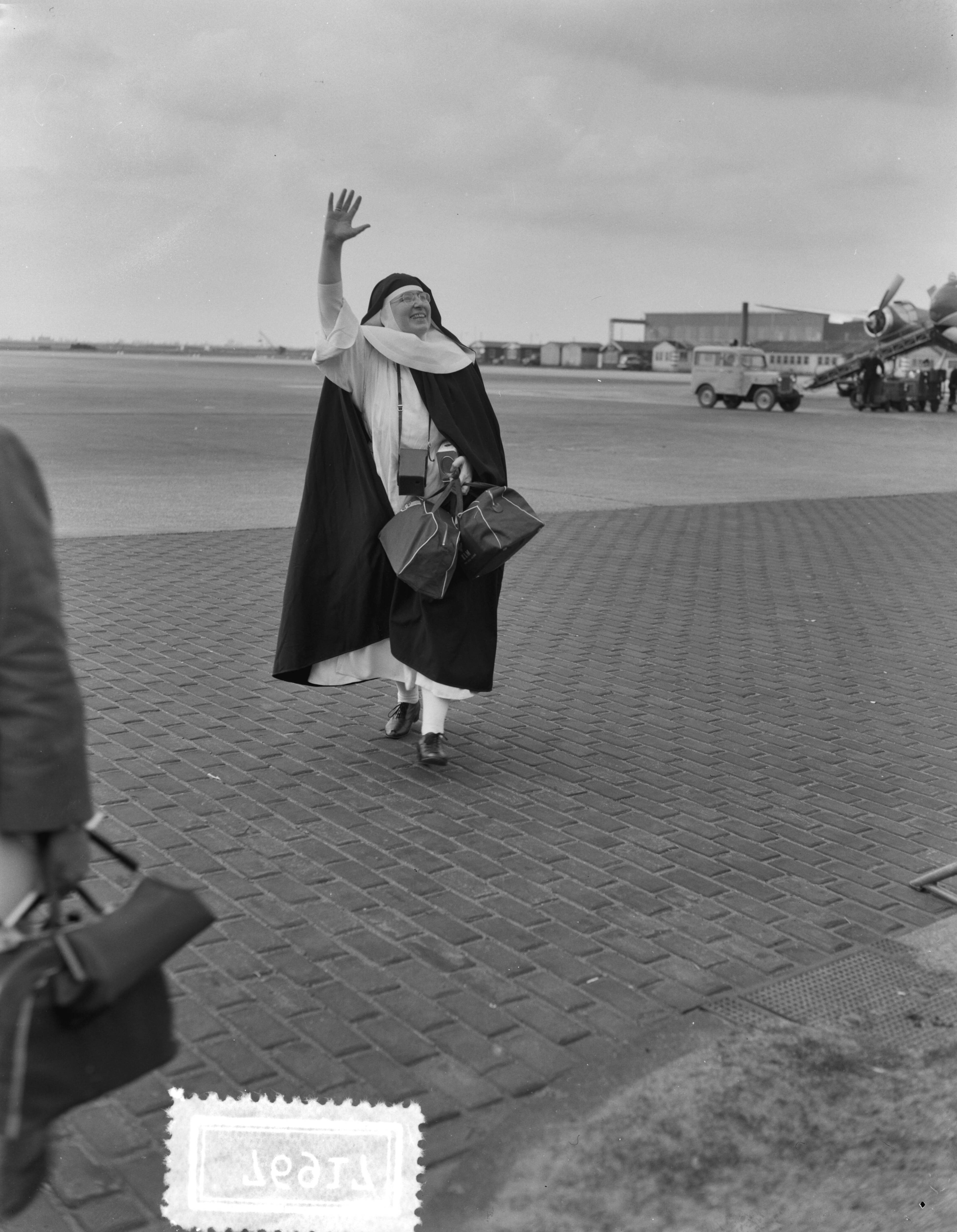 Fotocollectie Anefo — Aankomst zuster Agatha (Maria Jansen, 35) uit Aruba op Schiphol (opdracht Maasbode) — Foto: Rossem, Wim van / Anefo. Licentie: Set B: Rechtenvrij / Publiek Domein. Bron: Nationaal Archief. http://hdl.handle.net/10648/a945fd1a-d0b4-102d-bcf8-003048976d84