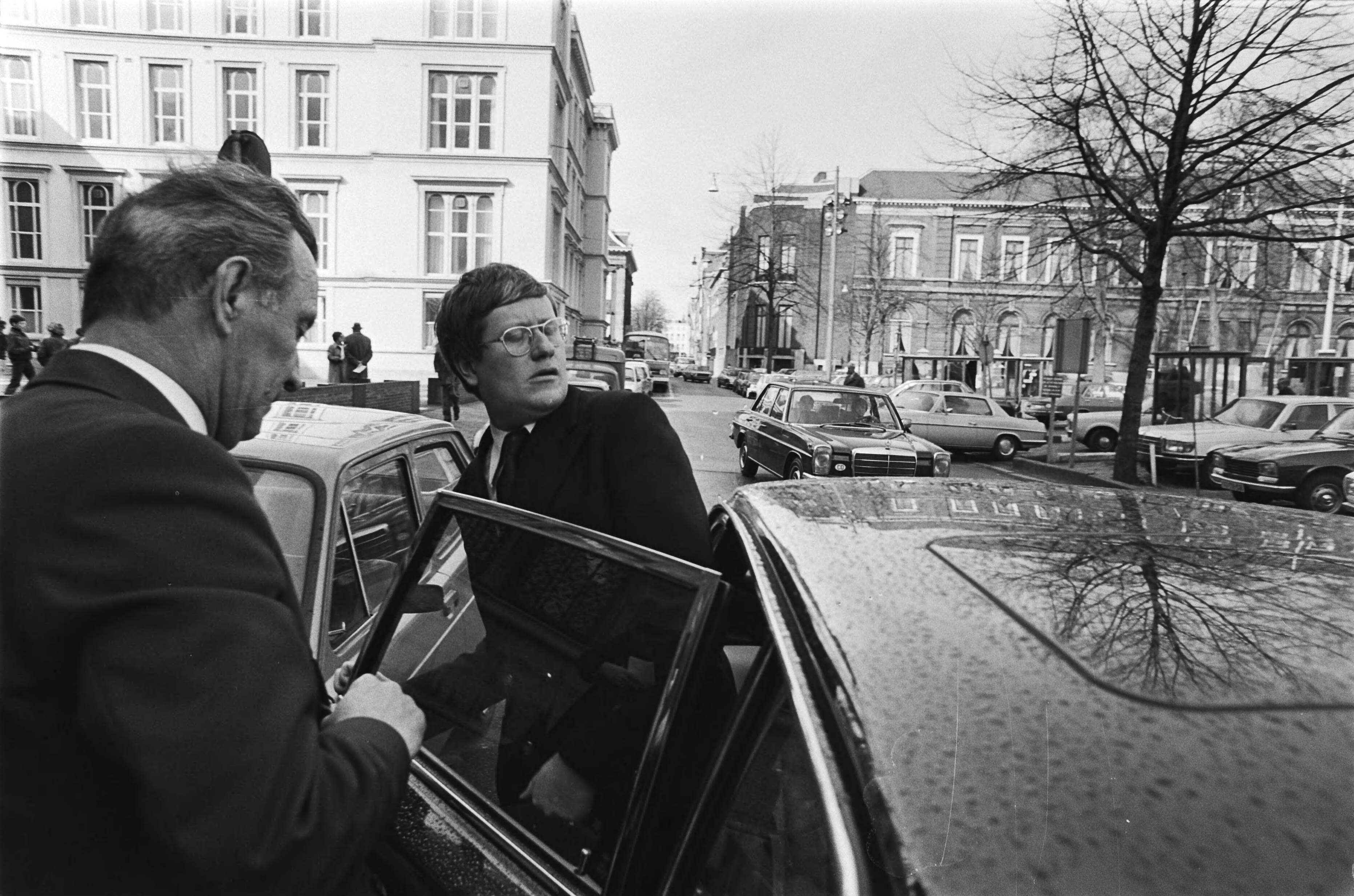 Fotocollectie Anefo — Crisiscentrum in verband met gijzeling Den Haag ; minister Wiegel (BZ) bij vertrek ministerie van Justitie — Foto: Croes, Rob C. / Anefo. Licentie: Set B: Rechtenvrij / Publiek Domein. Bron: Nationaal Archief. http://hdl.handle.net/10648/acae5182-d0b4-102d-bcf8-003048976d84