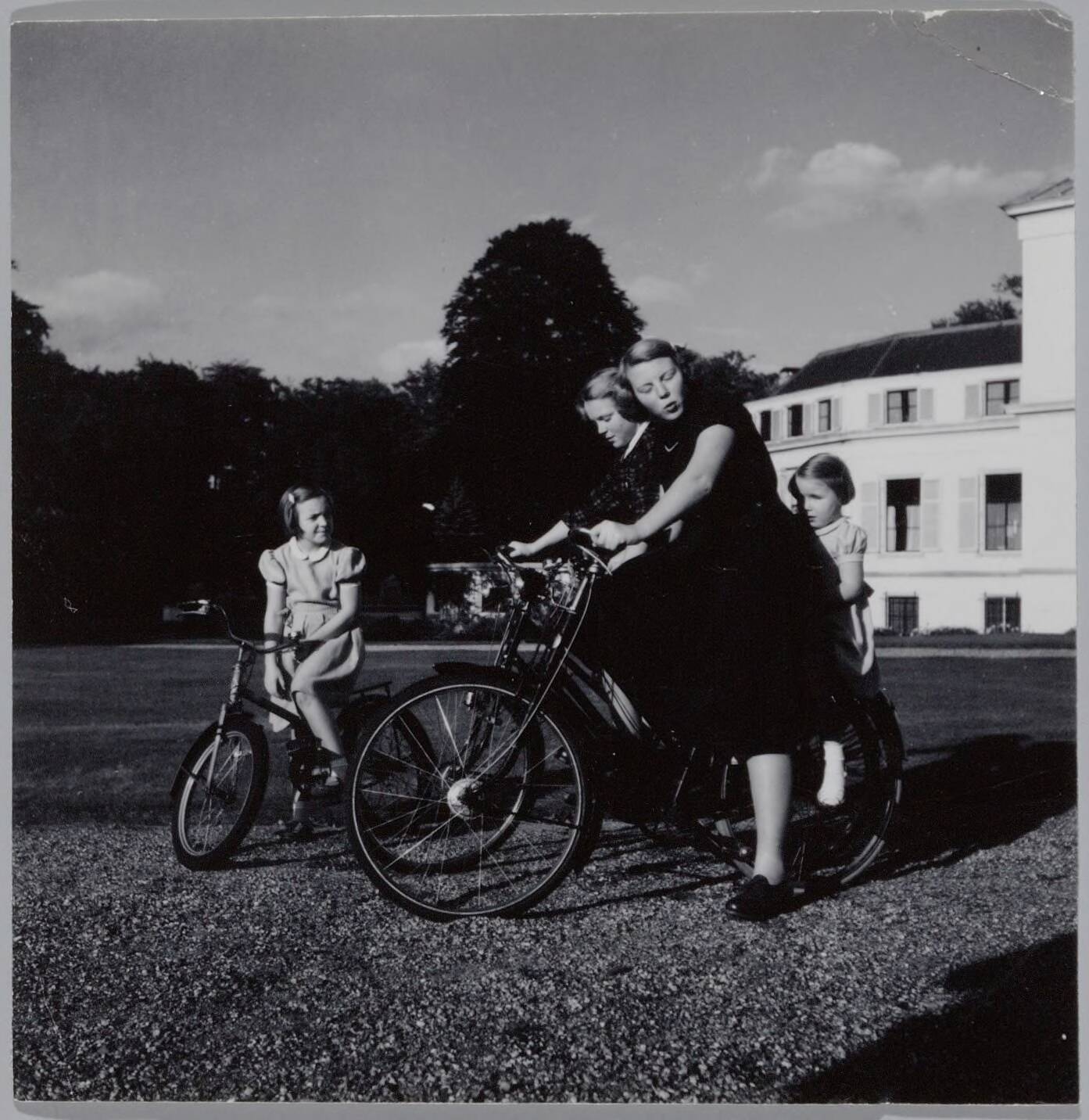 Fotocollectie RVD / Koninklijk Huis — De prinsessen Beatrix, Irene, Margriet en Marijke op de fiets bij Paleis Soestdijk — Foto: Onbekend / RVD. Licentie: Set B: Rechtenvrij / Publiek Domein. Bron: Nationaal Archief. http://hdl.handle.net/10648/afb06212-d0b4-102d-bcf8-003048976d84